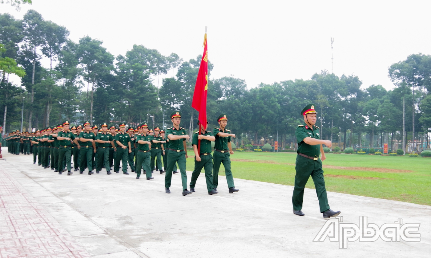 Đội hình các khối luyện tập điều lệnh đội ngũ.