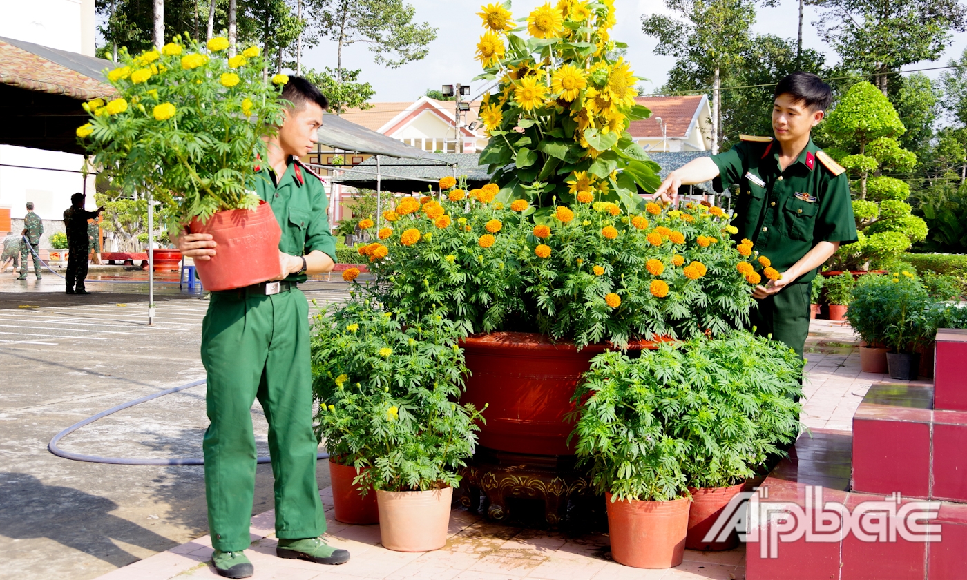 Nhiều loại hoa được ươm, trồng, chăm sóc từ bàn tay của cán bộ, chiến sĩ.