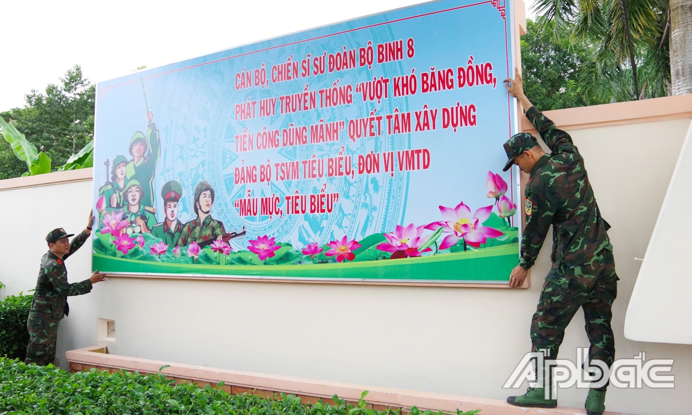 Tổng dọn vệ sinh, làm mới cây cảnh, bon-sai, pano và bày trí lại cảnh quang khuôn viên Sở Chỉ huy Sư đoàn.