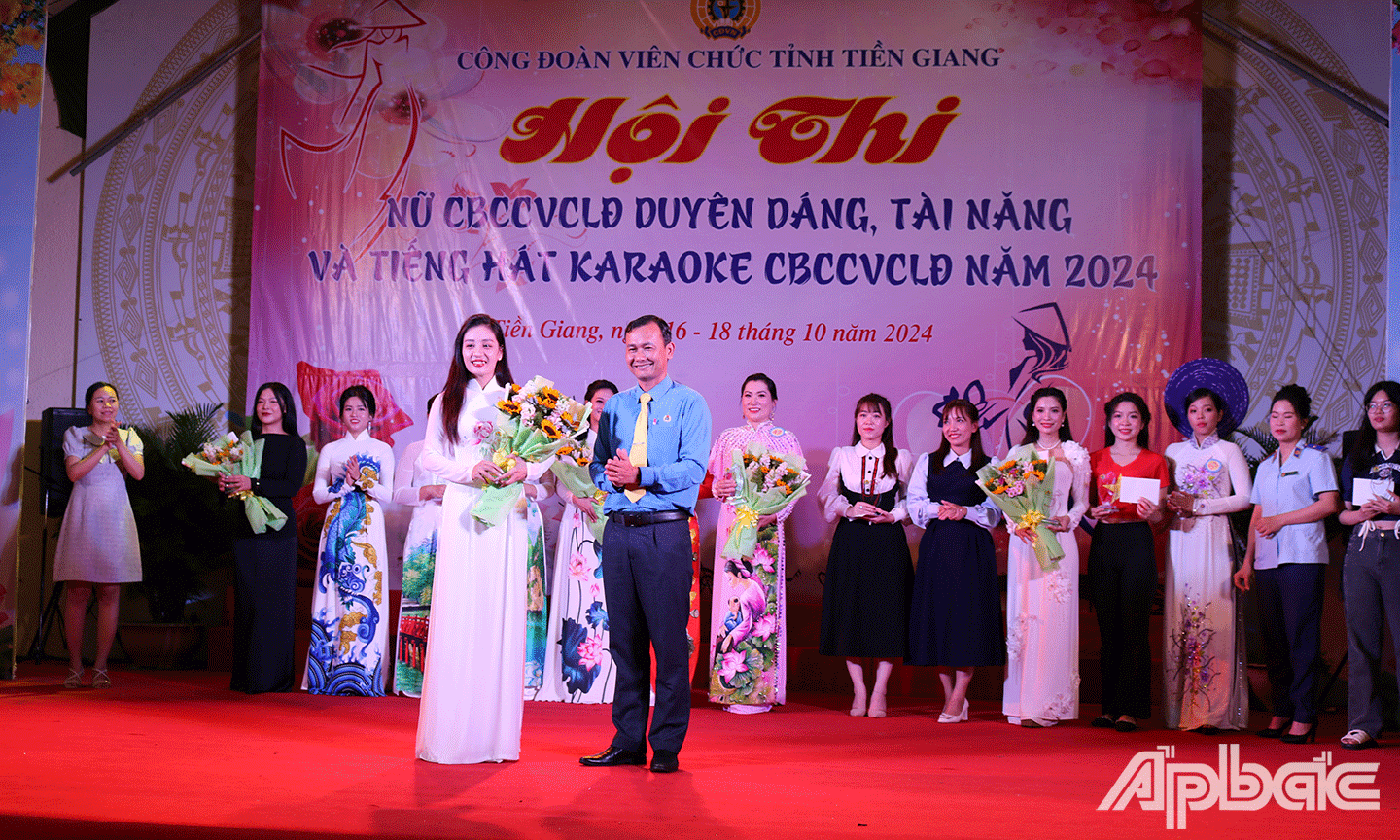 Phó Chủ tịch thường trực Liên đoàn Lao động tỉnh Tiền Giang Hoàng Khắc Tinh trao giải Nhất phần thi duyên dáng tài năng cho nữ Công đoàn viên 