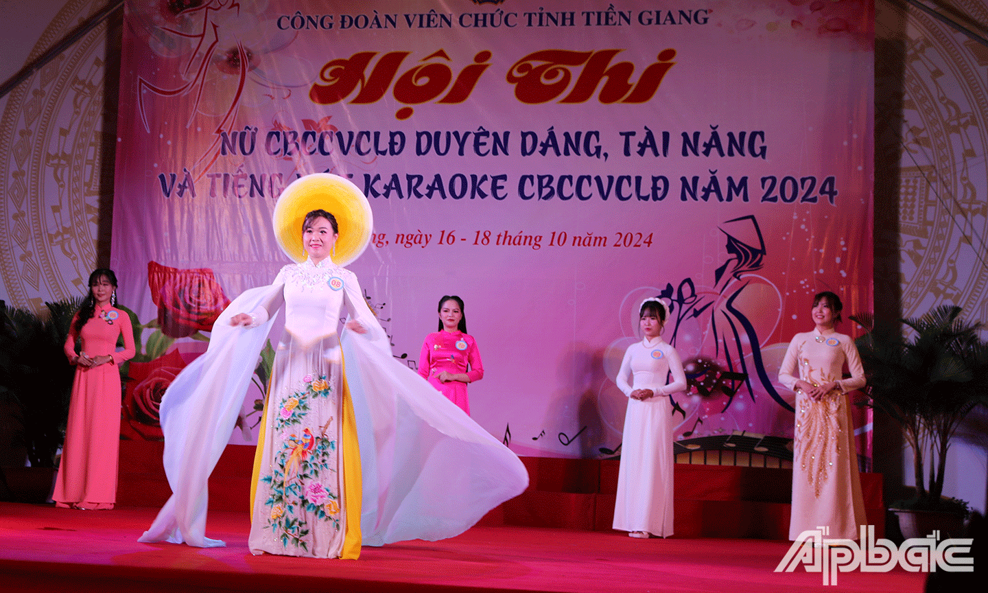 Thí sinh tham gia phần thi duyên dáng, tài năng