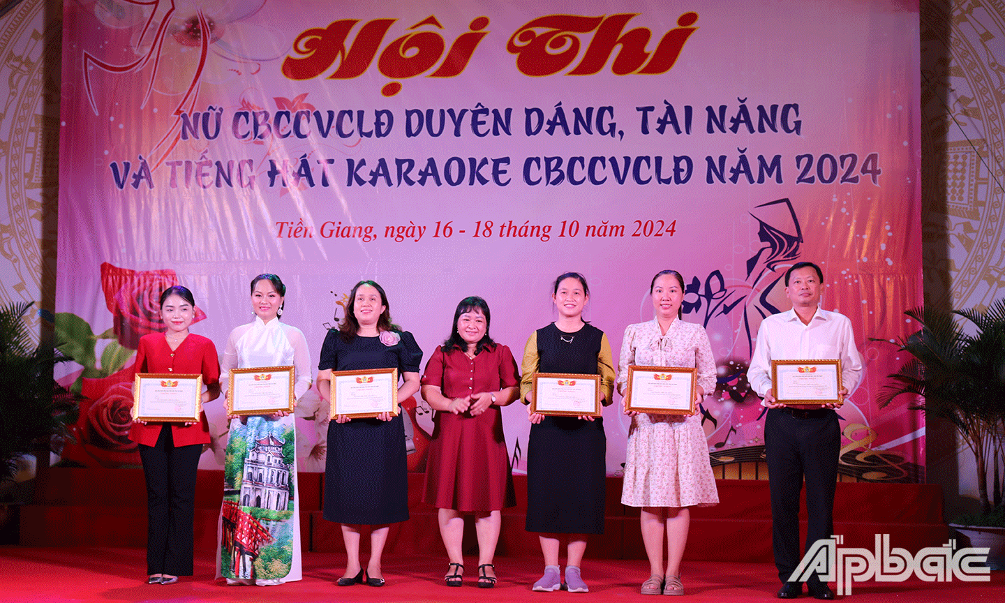 Ban tổ chức trao giải phần thi hát karaoke