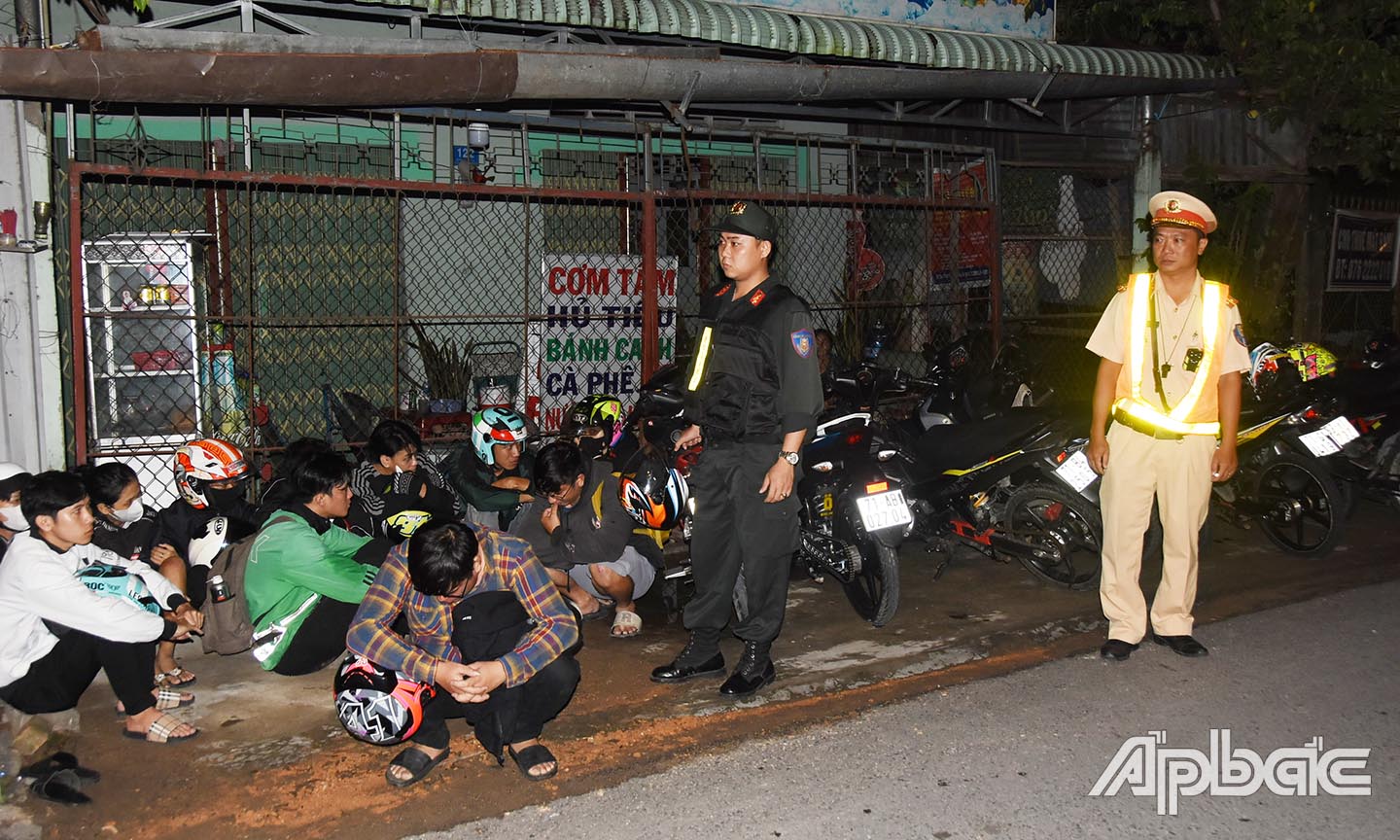 Các đối tượng cùng phương tiện bị lực lượng Công an tạm giữ tại hiện trường. ảnh Lê Hoài