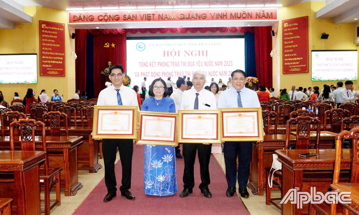 BS Nguyễn Thị Hồng Thanh (nữ mặc áo dài) vinh dự được nhận Bằng khen của Thủ tướng Chính phủ tại Hội nghị tổng kết phong trào thi đua yêu nước năm 2023.