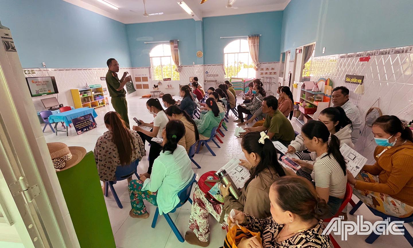 Tuyên truyền, hướng dẫn thực hiện dịch vụ công cấp căn cước tại Trường Mầm non Kim Đồng, Phường 3, TP Mỹ Tho - Ảnh Thanh Mai