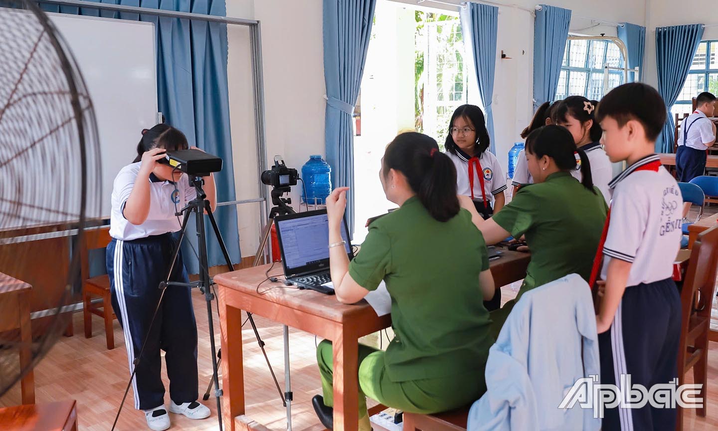 Tổ chức cấp căn cước lưu động tại Công an Phường 6, TP Mỹ Tho cho học sinh Trường Trung học cơ sở Nam Định - Ảnh Thanh Mai