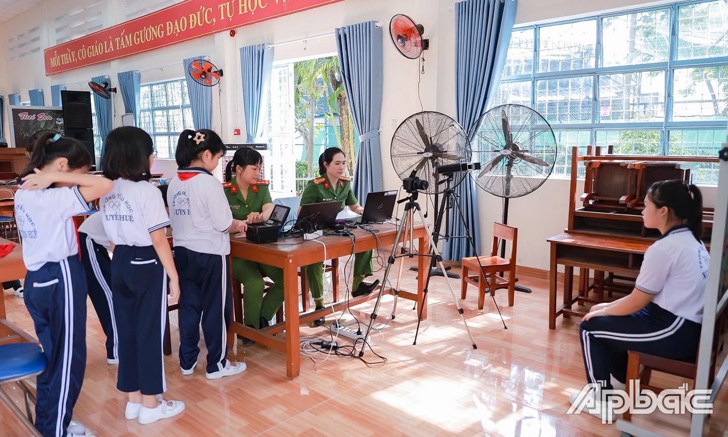 Tổ chức cấp căn cước lưu động tại Trường Tiểu học Nguyễn Huệ, Phường 6, TP Mỹ Tho cho học sinh