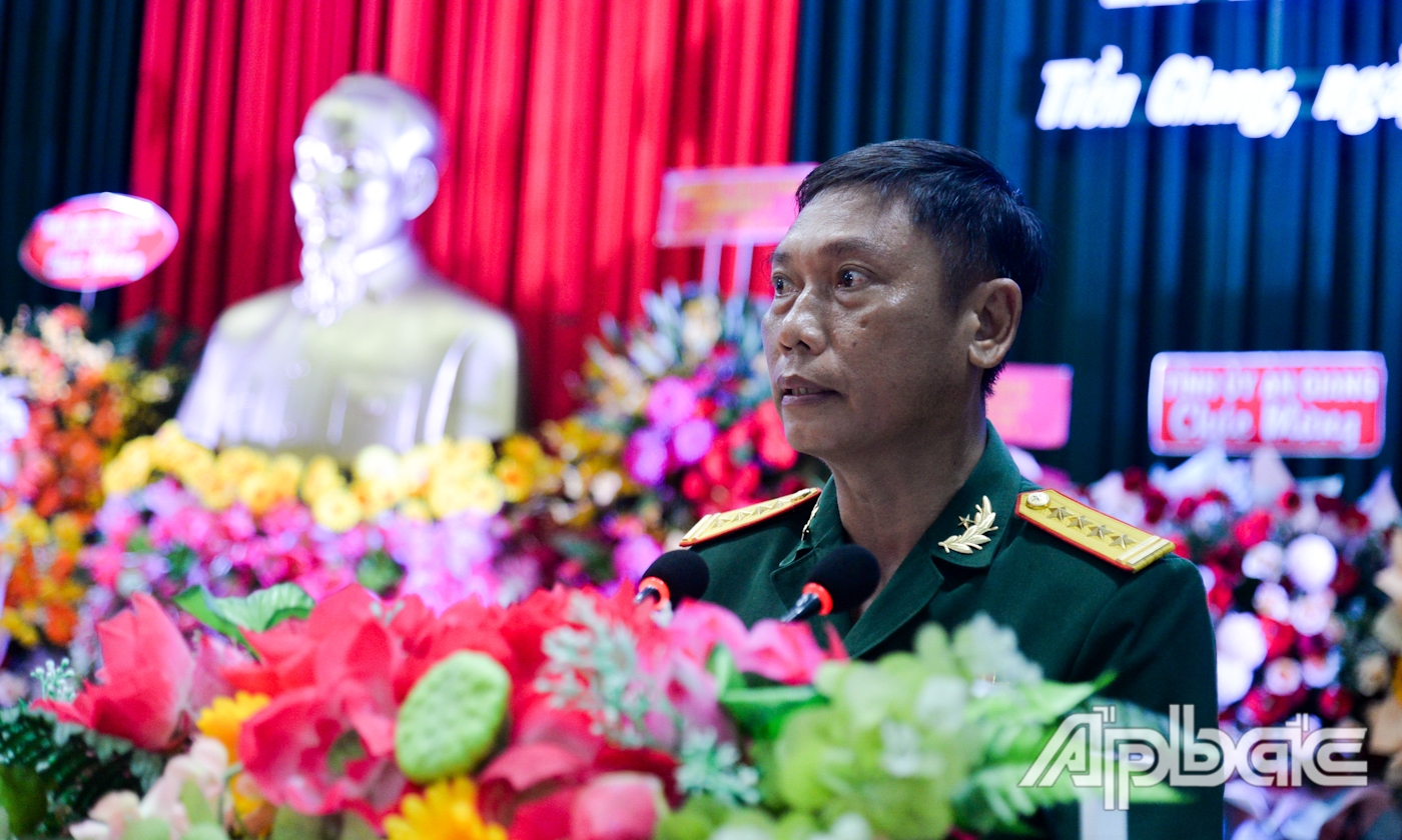 Đại tá Lê Văn Việt, Chính ủy Sư đoàn ôn lại truyền thống và thành tích xây dựng đơn vị.