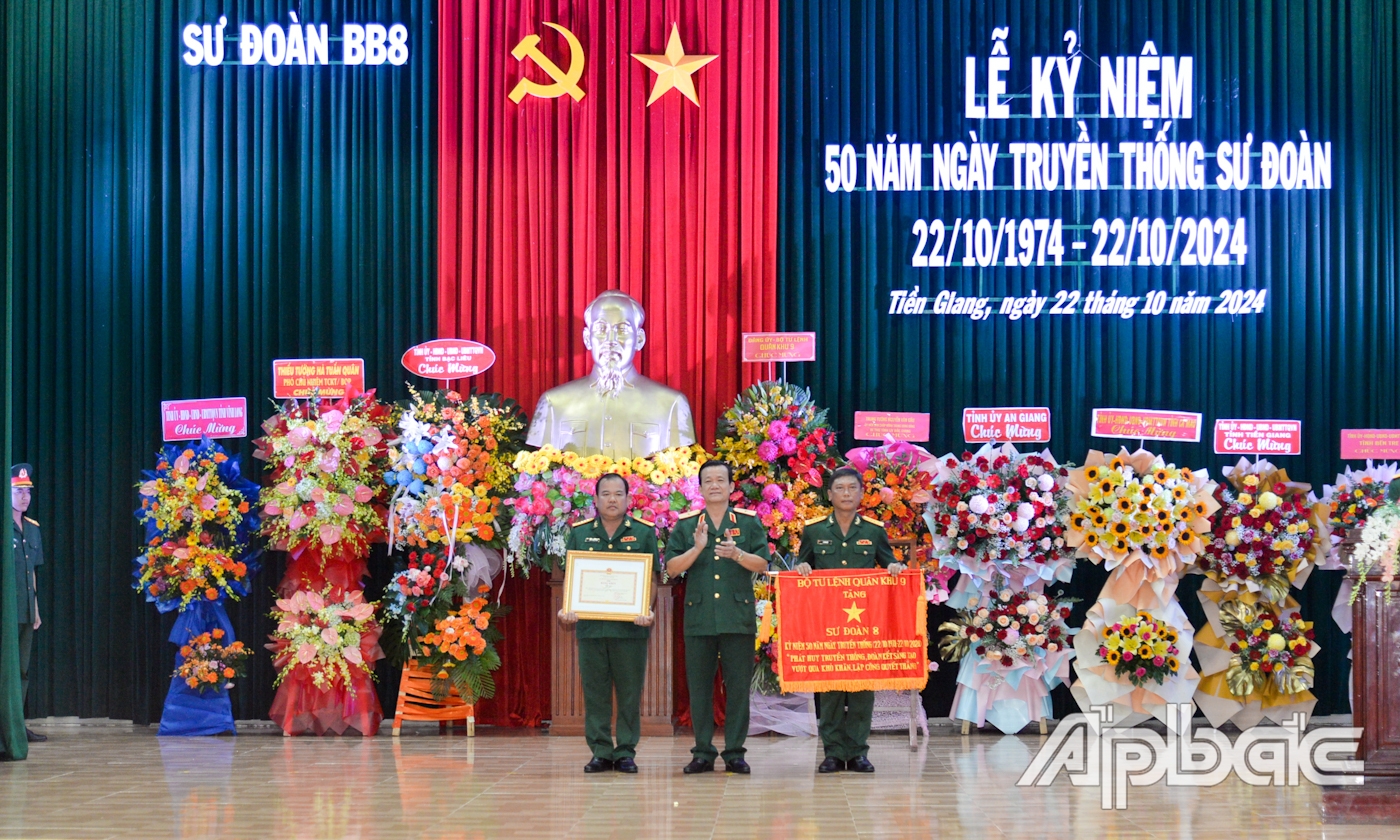 Thiếu tướng Hồ Văn Thái, Chính ủy Quân khu 9 thừa ủy quyền của Bộ trưởng Bộ Quốc phòng trao Bằng khen và trao Bức trướng của Đảng ủy, Bộ Tư lệnh Quân khu cho Sư đoàn 8.