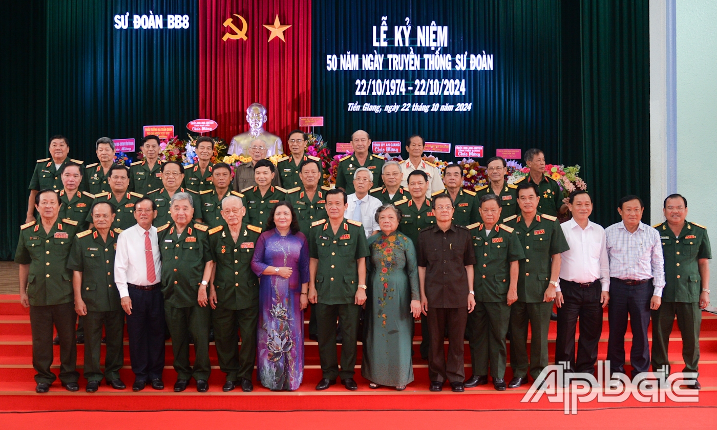 Đại biểu chụp ảnh lưu niệm.