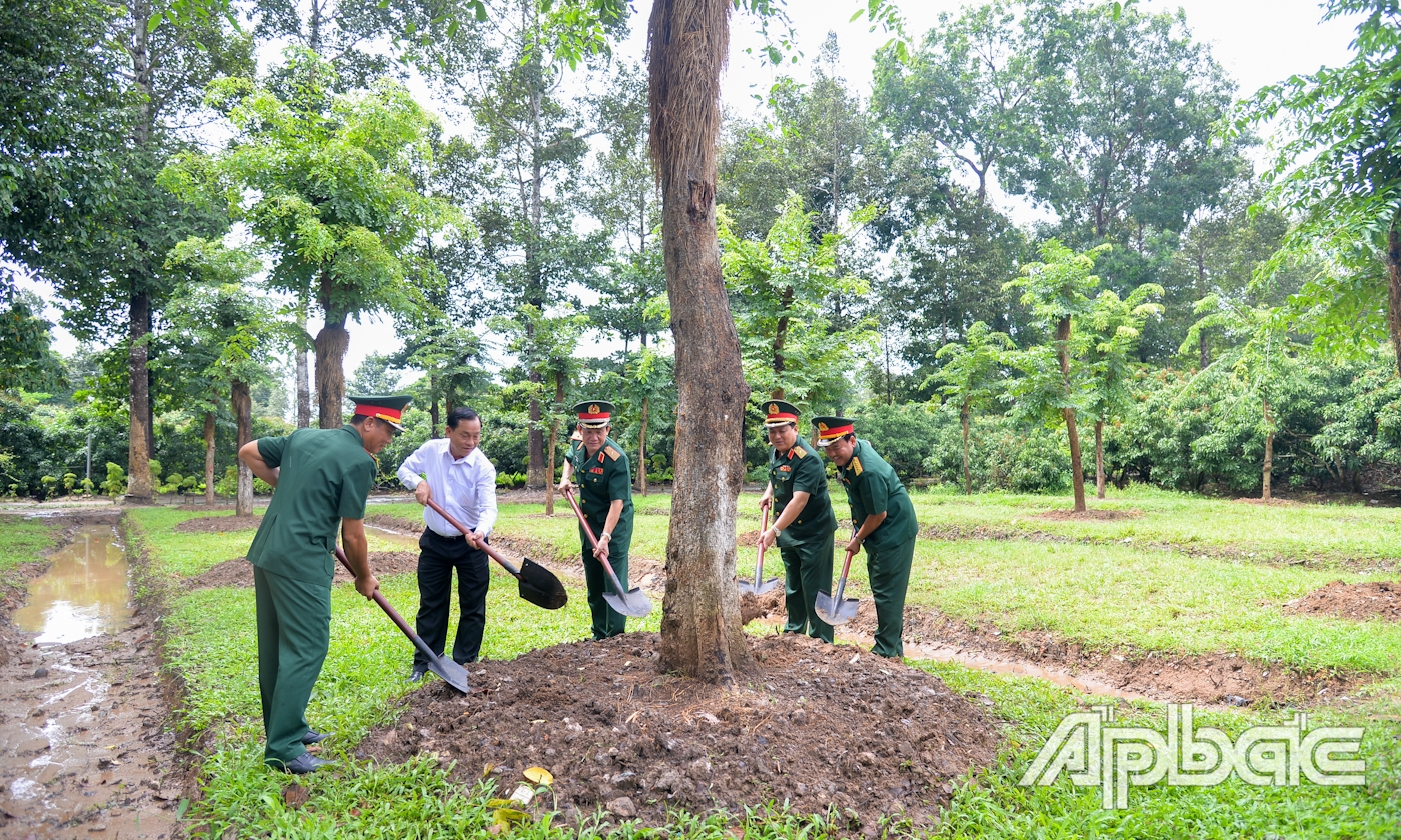 Lãnh đạo Quân khu 9, UBND tỉnh Tiền Giang và Sư đoàn 8 trồng cây lưu niệm.