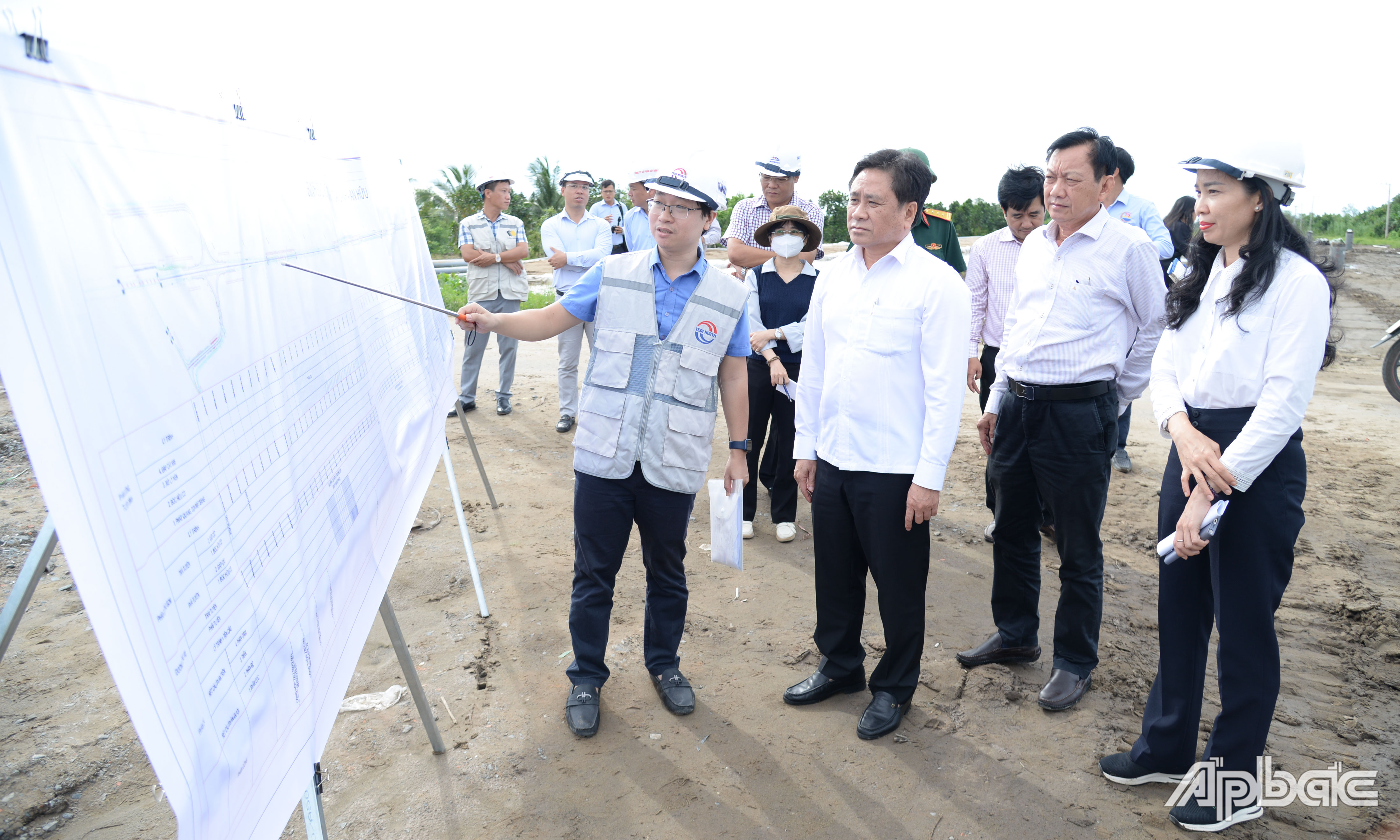 Đồng chí Trần Văn Dũng kiểm tra tiến độ Dự án tại cầu Rạch Ruộng.