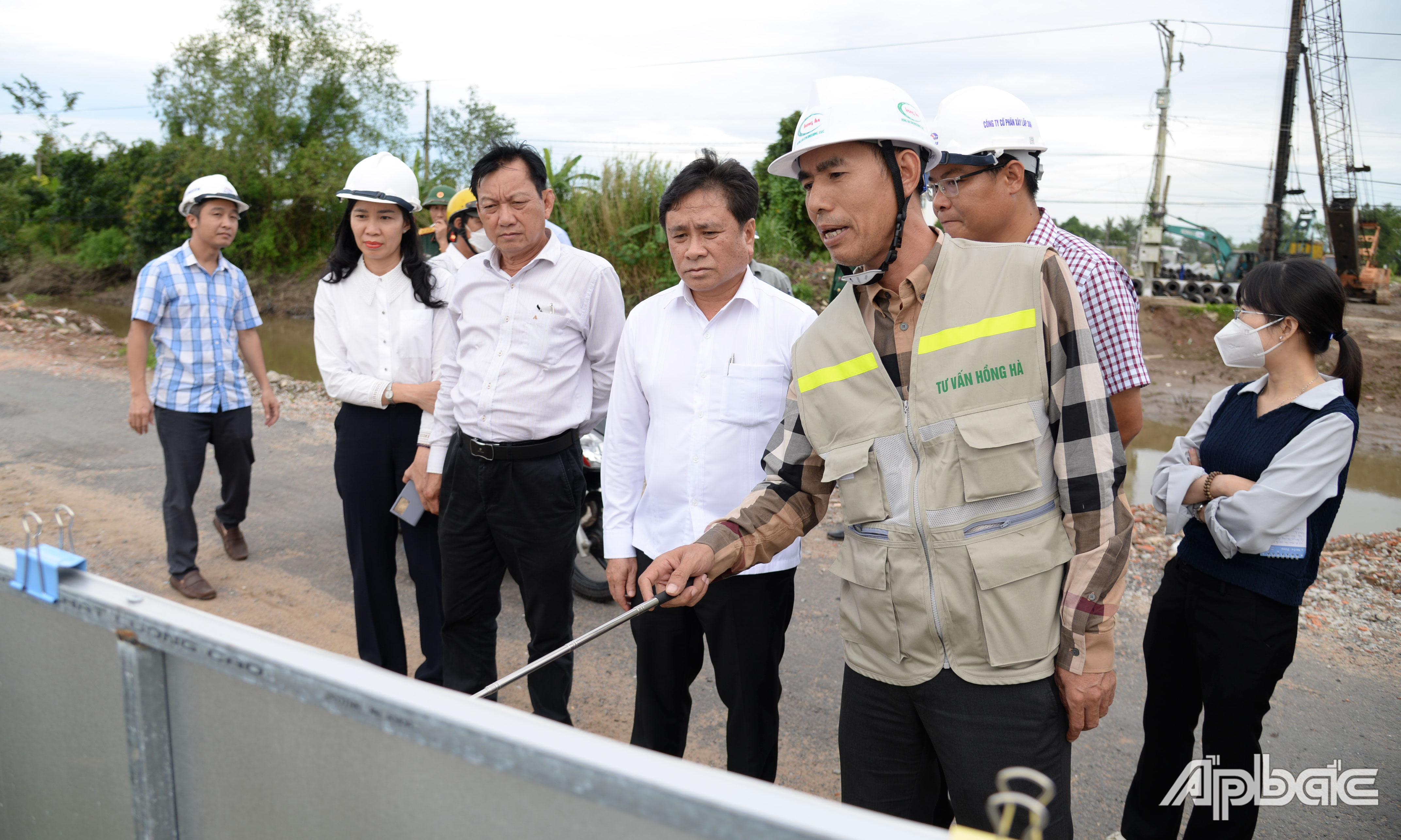 Đồng chí Trần Văn Dũng kiểm tra tiến độ Dự án tại cầu Ban Mãng.