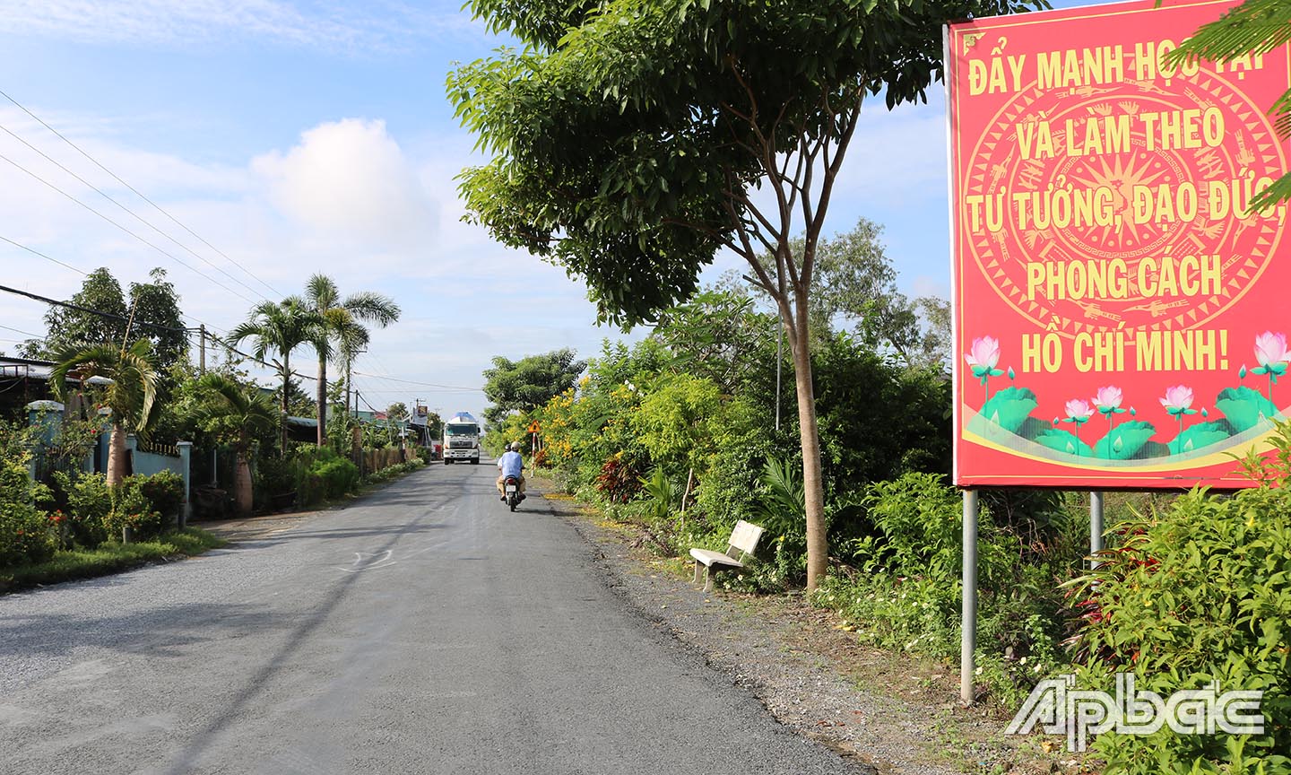 Các tuyến đường trên địa bàn xã được chỉnh trang xanh - sạch - đẹp.