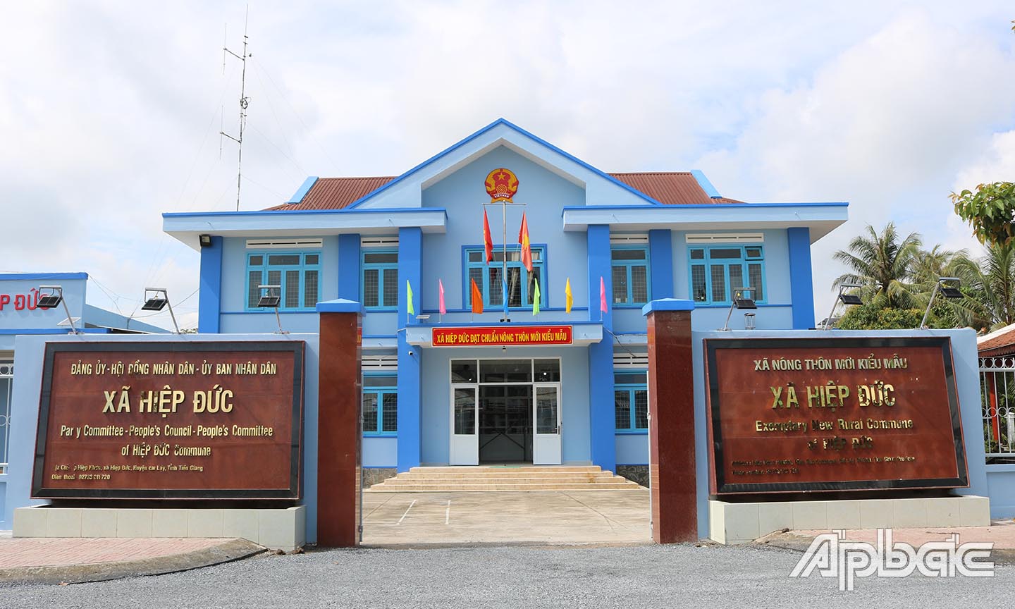 Khuôn viên hành chính xã khoác lên mình chiếc áo mới.