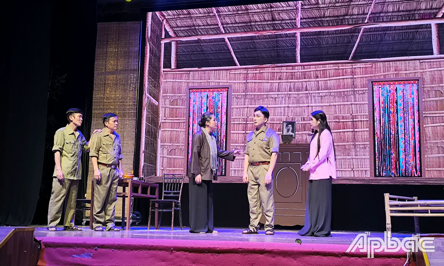 Nhân vật Má Sáu (đứng giữa) linh hồn của vở diễn