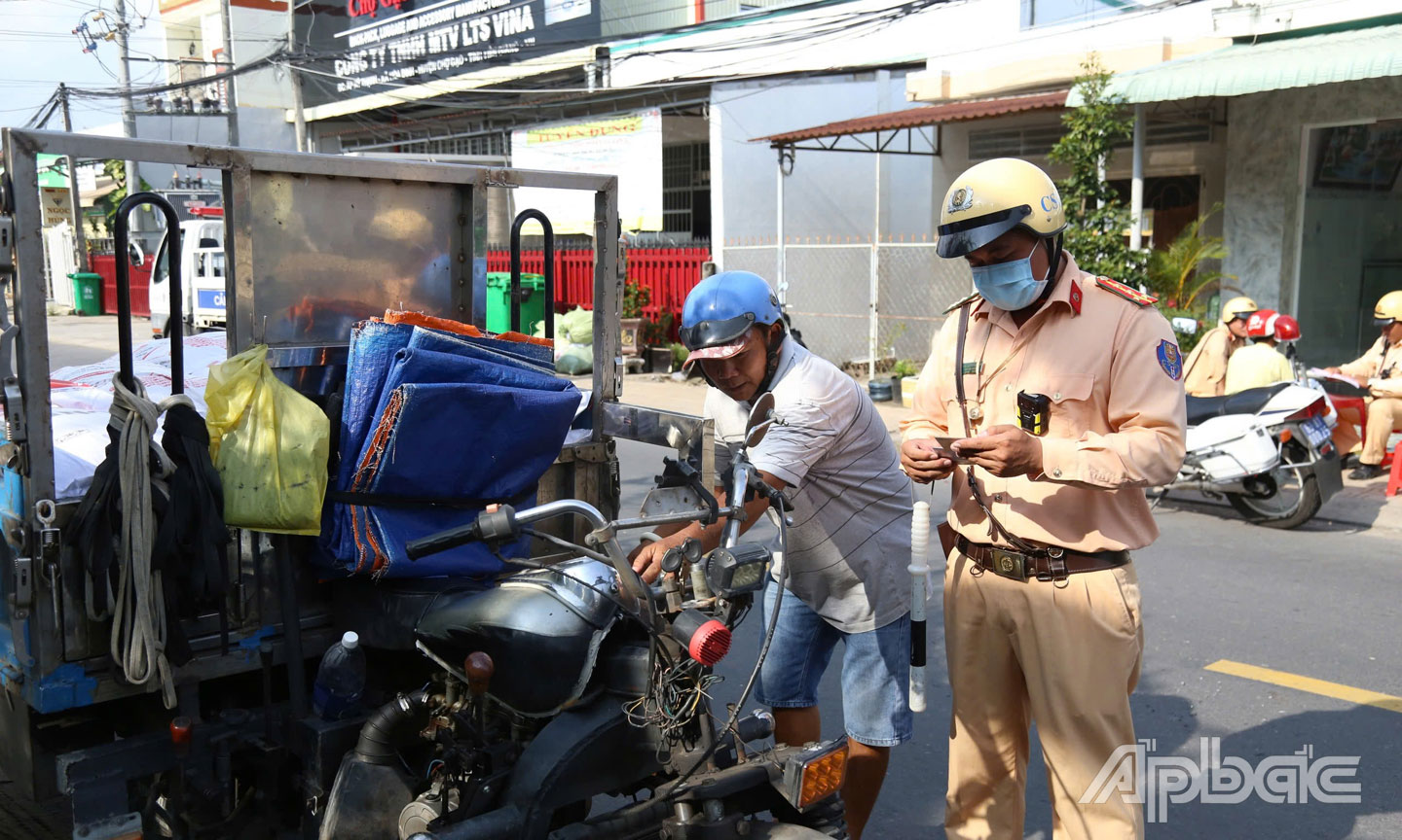 Xử lý xe 3 gác tự chế trên đường huyện.