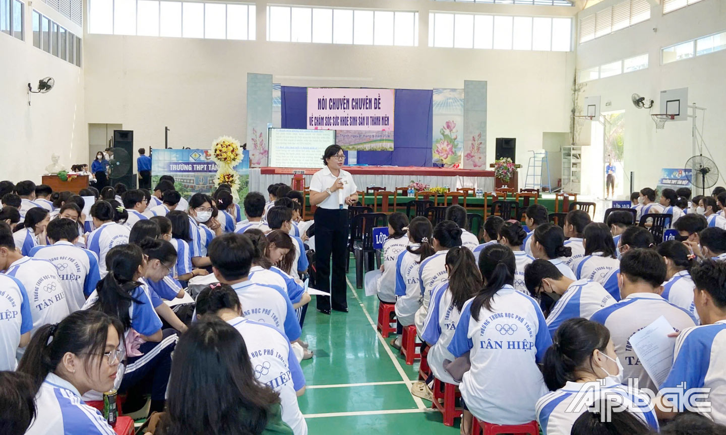 Buổi sinh hoạt ngoại khóa tại Trường THPT Tân Hiệp, huyện Châu Thành.