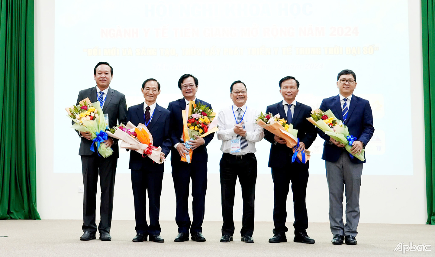 Ban tổ chức tặng hoa chúc mừng chủ tọa đoàn phiên toàn thể hội nghị