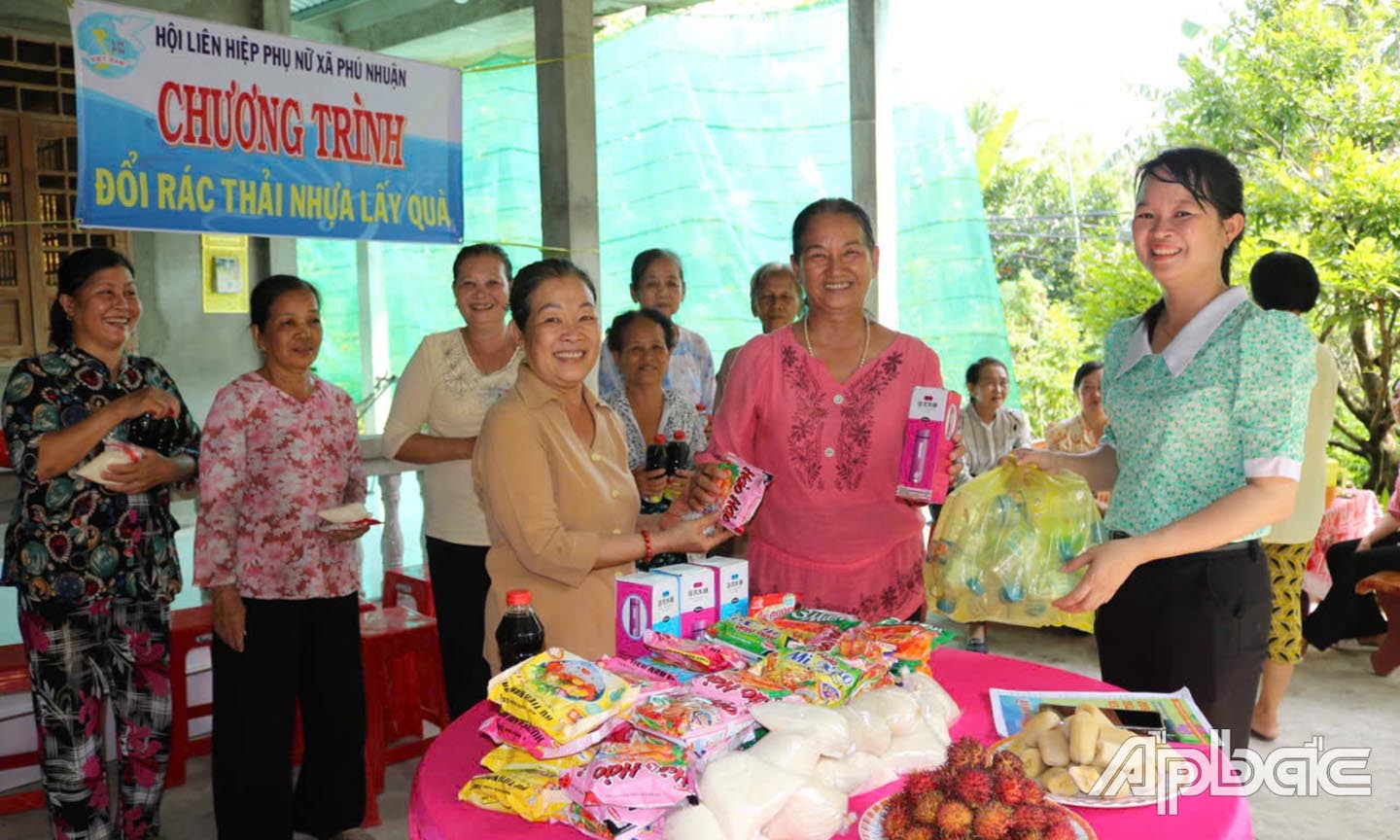 Phụ nữ rất thích thú khi tham gia mô hình Đổi rác nhựa lấy quà copy