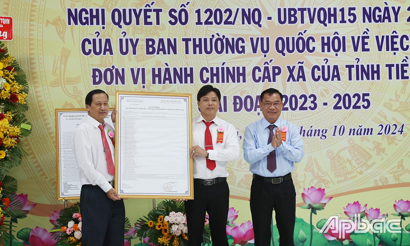 Đồng chí Bí thư Huyện ủy Châu Thành Trần Hữu PhongQuyết định sát nhập Đảng bộ xã Hữu Đạo và Đảng bộ xã Dưỡng Điềm vào Đảng bộ xã Bình Trưng.
