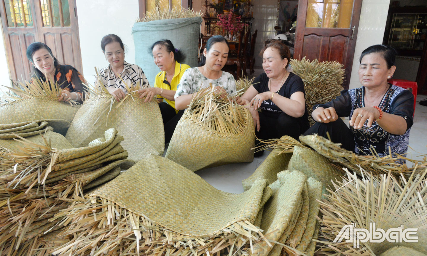 Người dân cần cù lao động phát triển kinh tế.