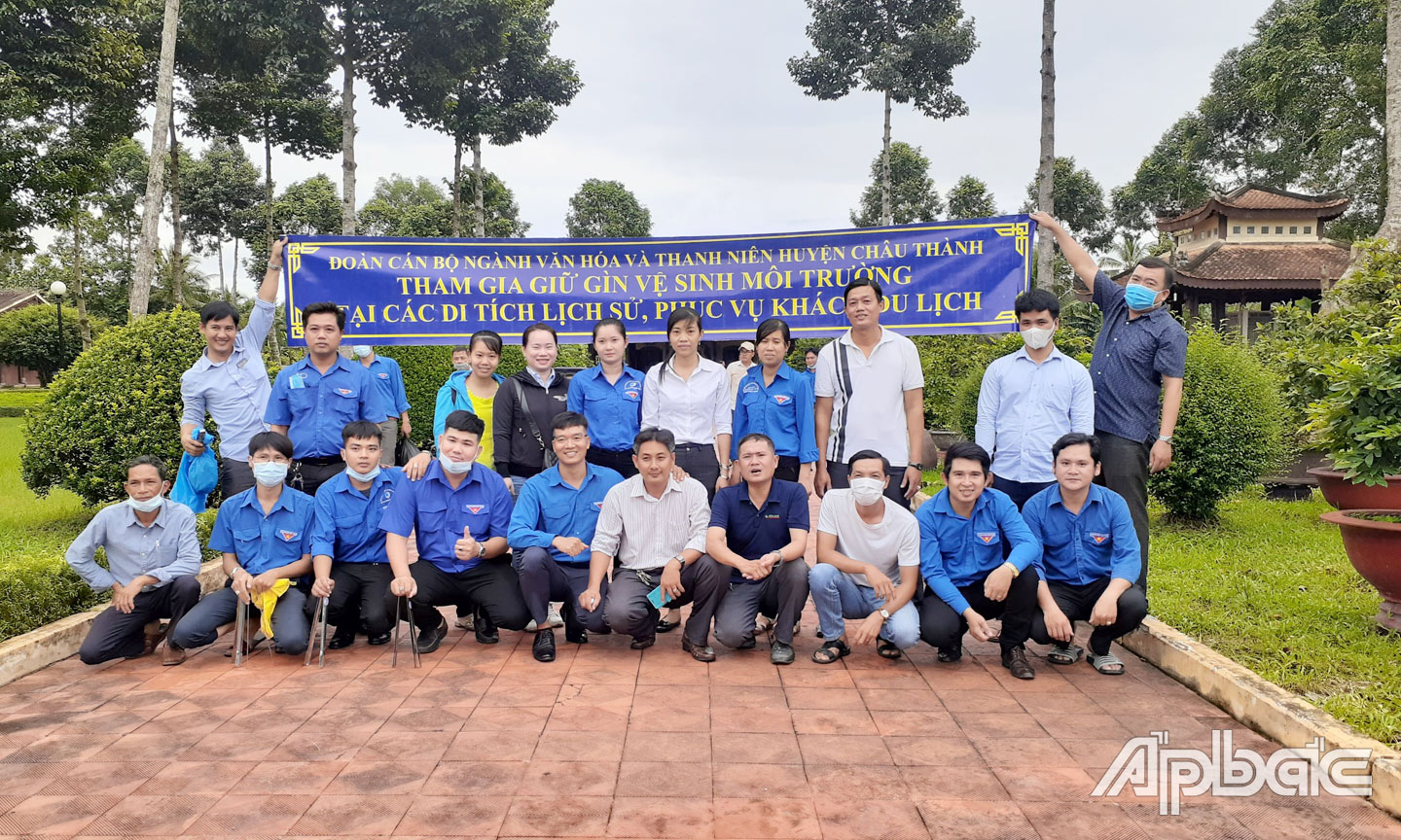  Đoàn cán bộ ngành Văn hóa và thanh niên tham gia gìn giữ vệ sinh môi trường tại các di tích lịch sử văn hóa.