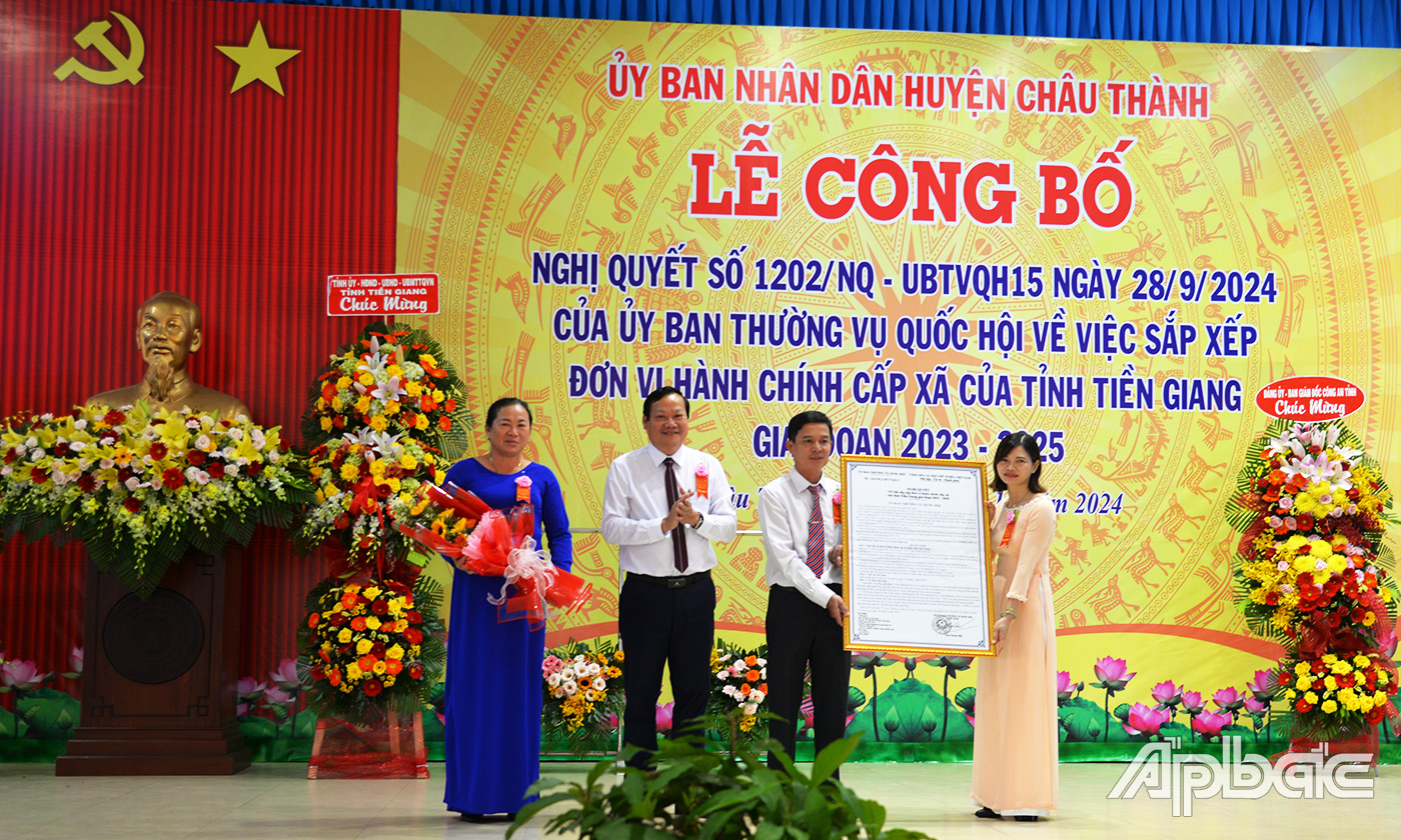 Đồng chí Nguyễn Hữu Lợi trao Nghị quyết sắp xếp đơn vị hành chính cấp xã cho , huyện Châu Thành.