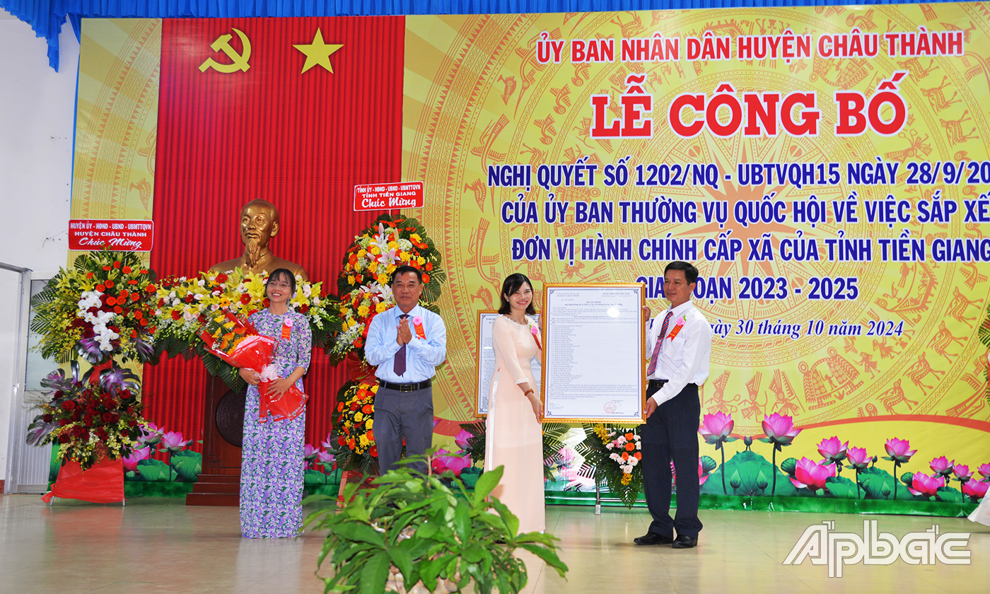 Bí thư Huyện ủy Châu Thành Trần Hữu Phong trao Quyết định sáp nhập Đảng bộ xã Hữu Đạo và Đảng bộ xã