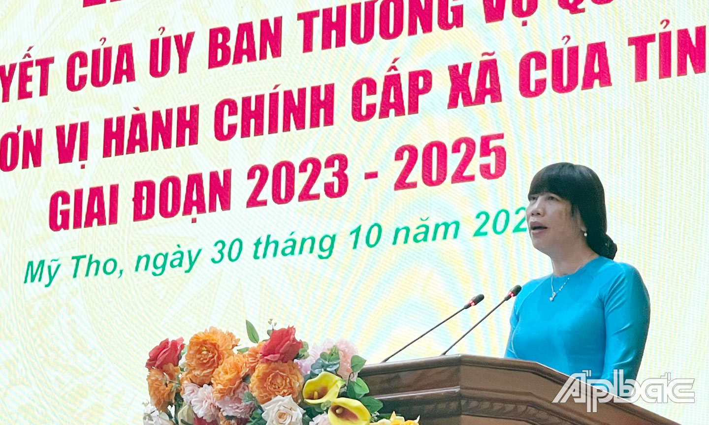 bà Lê Thị Bé Phượng - Ủy viên Ban Thường vụ Thành ủy, Phó Chủ tịch Thường trực Ủy ban nhân dân thành phố Mỹ Tho công bố nội dung Nghị quyết số 1202 của Ủy ban Thường vụ Quốc hội.