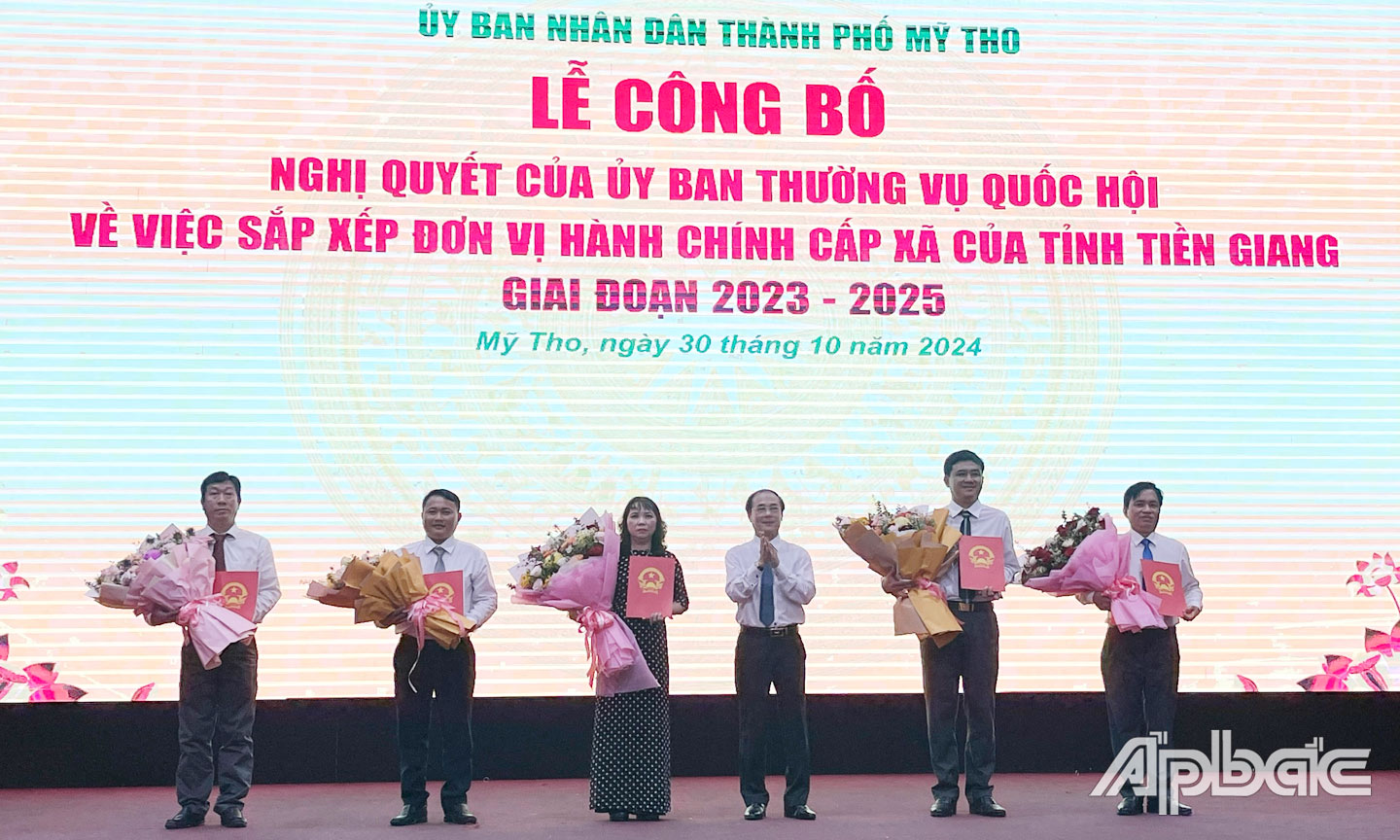 Lãnh đạo tỉnh và TP. Mỹ Tho trao Nghị quyết số 1202 của Ủy ban Thường vụ Quốc hội và tặng hoa cho đại diện UBND phường 1, 2, 3, 7, 8.