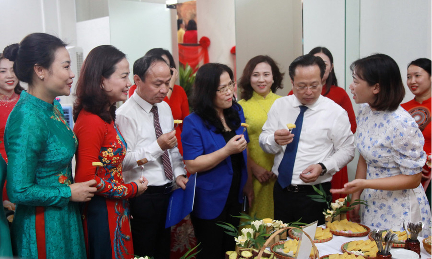 Thứ trưởng Nguyễn Thị Kim Chi tham quan khu trải nghiệm tại hội thi nhân viên nuôi dưỡng giỏi cấp học mầm non thành phố Hà Nội.