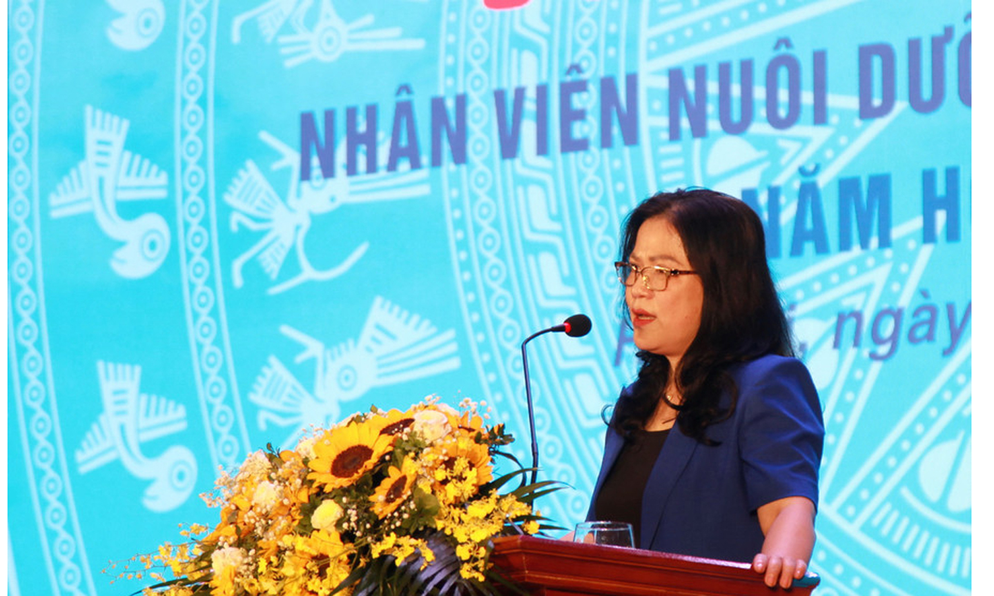 Thứ trưởng Nguyễn Thị Kim Chi chia sẻ những khó khăn, vất vả của các cán bộ giáo viên, nhân viên cấp học mầm non.