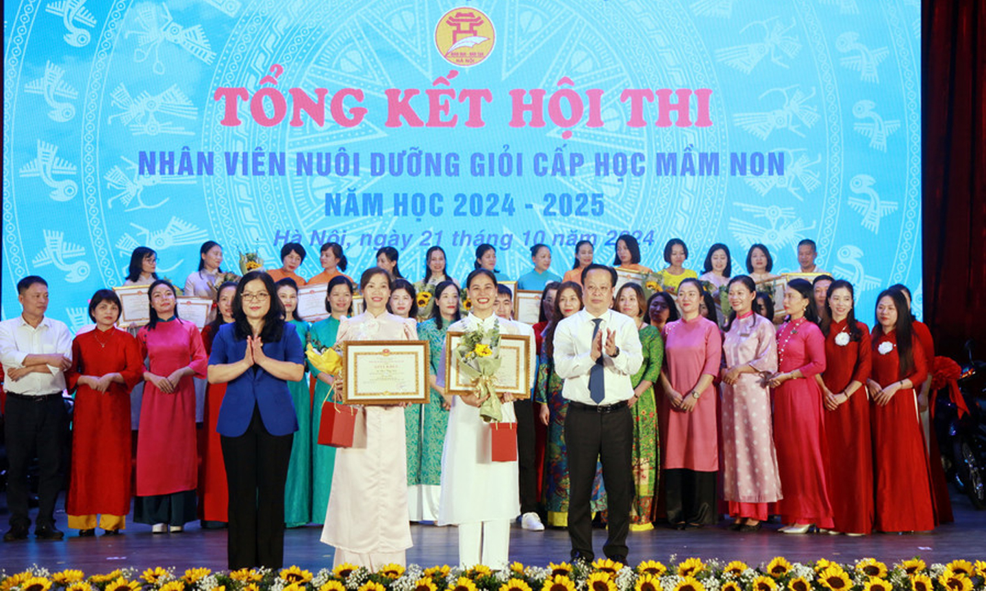 hứ trưởng Nguyễn Thị Kim Chi và Giám đốc Sở GD&ĐT Hà Nội Trần Thế Cương trao giấy khen cho các cá nhân đoạt giải tại hội thi nhân viên nuôi dưỡng giỏi.