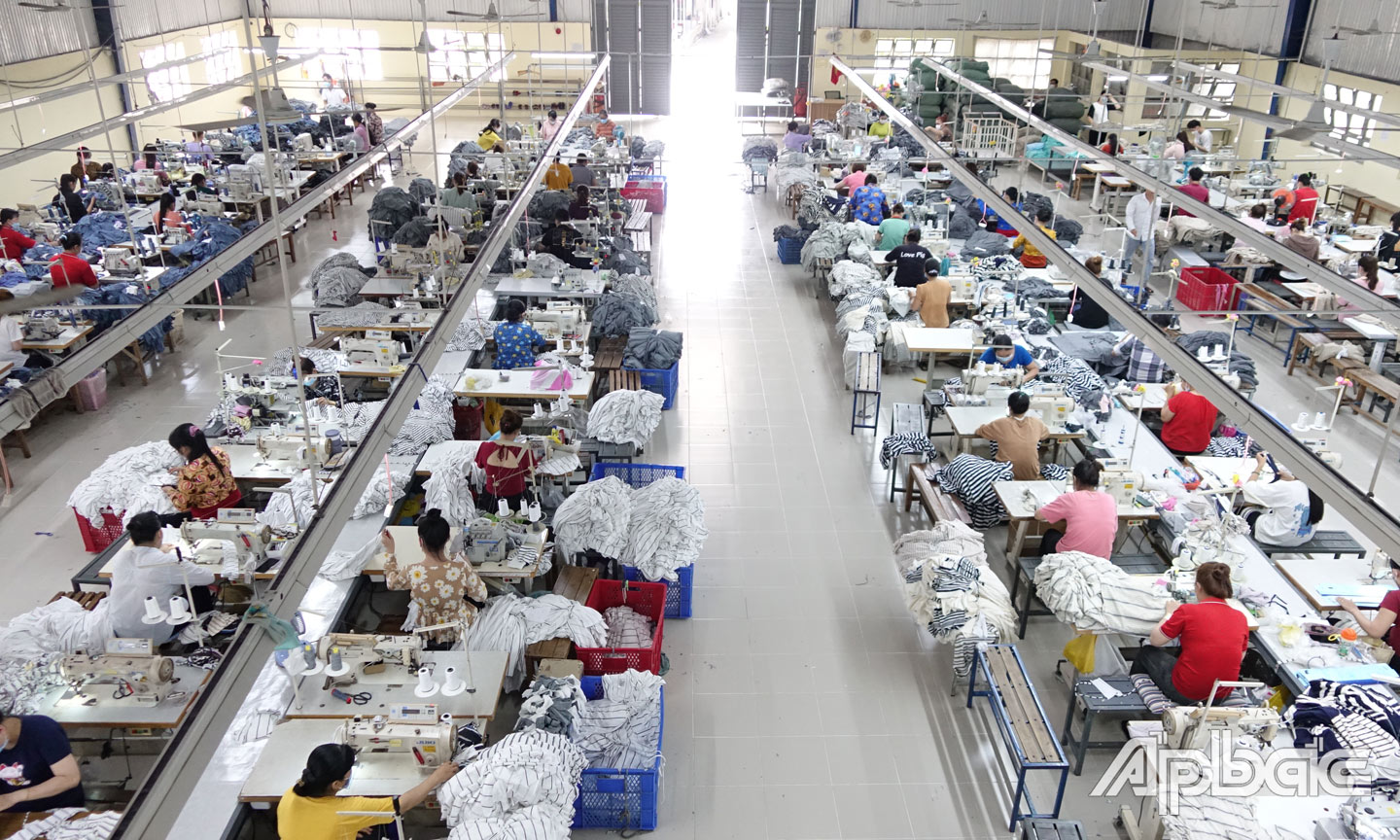 Công nhân may tại Công ty TNHH Trà Tân (xã Long Trung, huyện Cai Lậy).