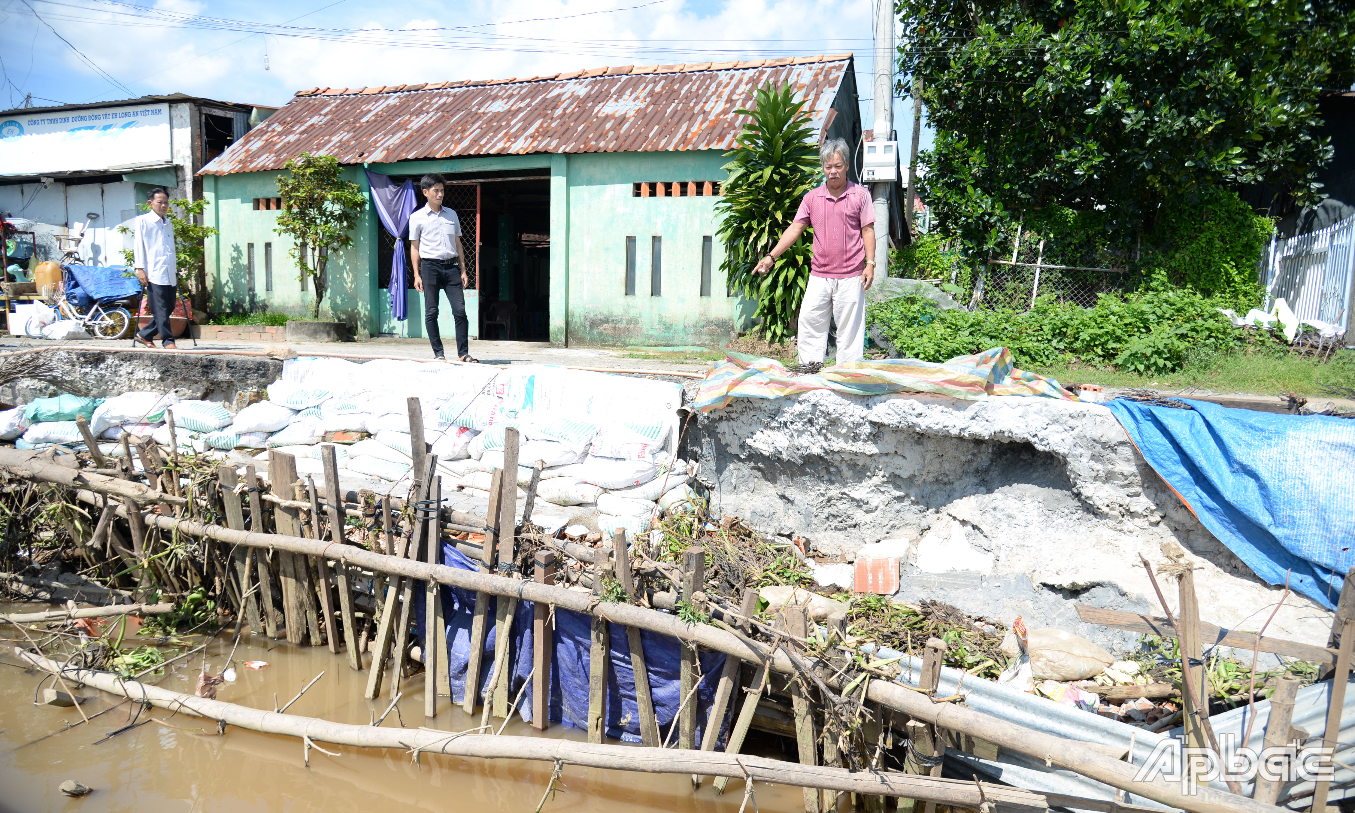 Chỉ tay về phía đoạn sạt lở trước nhà, ông Ngô Văn Mến (ngụ ấp Khu Phố) cho biết, từ năm 2023 đến nay, sạt lở ở khu vực này rất nghiêm trọng. Không chịu nổi cảnh sạt lở, hơn chục hộ dân đã dời nhà đi nơi khác sinh sống, chỉ còn một số hộ cố gắng bám trụ. Ông cùng một số hộ dân còn lại buộc phải gia cố tạm thời bằng những vật dụng mà mình có, nhưng cũng không biết chống chịu đến được khi nào.