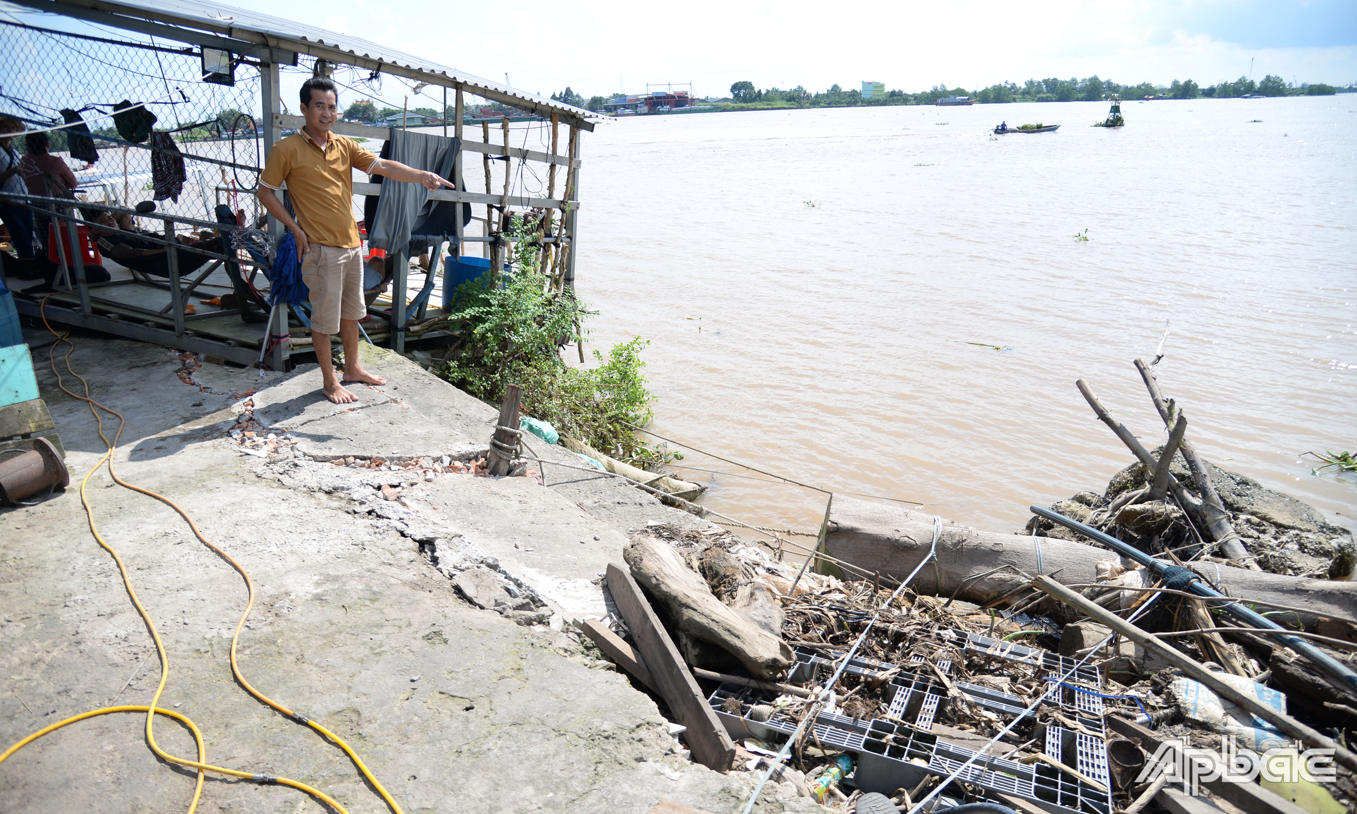 Người dân chằng chéo, gia cố sạt lở bằng cây cối, lực bình hay những vật dụng gì có thể tận dụng được.