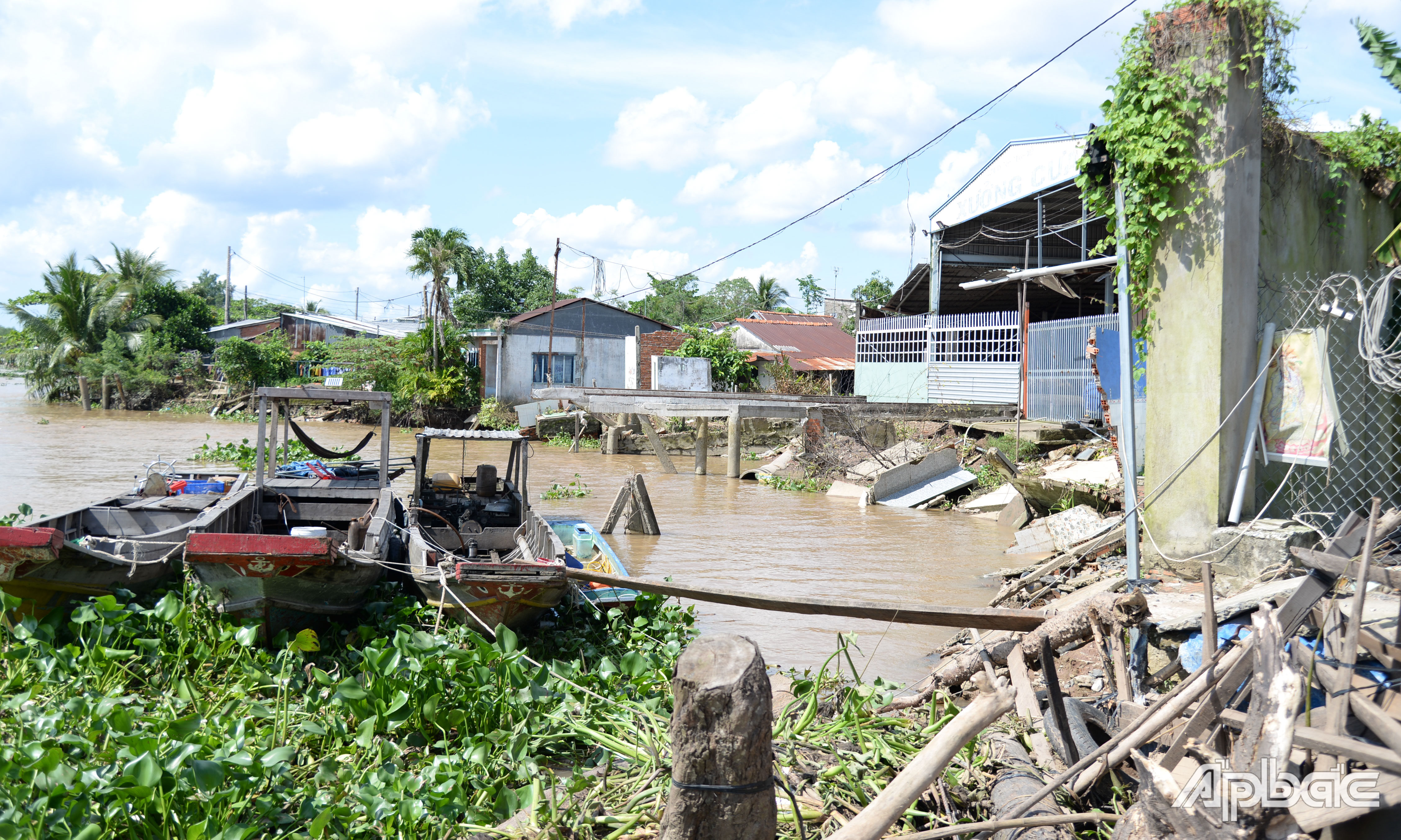 Hiện tại, bờ sông Tiền tại 3 xã Hòa Hưng, An Hữu, Tân Thanh, huyện Cái Bè sạt lở bờ sông có nguy cơ sảy ra bất cứ lúc nào gây thiệt hại lớn về tài sản và tính mạng của người dân. Đặc biệt vụ sạt lở ngày 5-8-2023 tại bờ Bắc sông Tiền, địa bàn ấp Khu phố, xã Hòa Hưng làm 6 căn nhà sụp đổ toàn bộ xuống sông Tiền. Chưa kể hàng chục căn nhà khác đang nằm trong vùng hết sức nguy hiểm, có nguy cơ tiếp tục sạt lở trong thời gian tới.