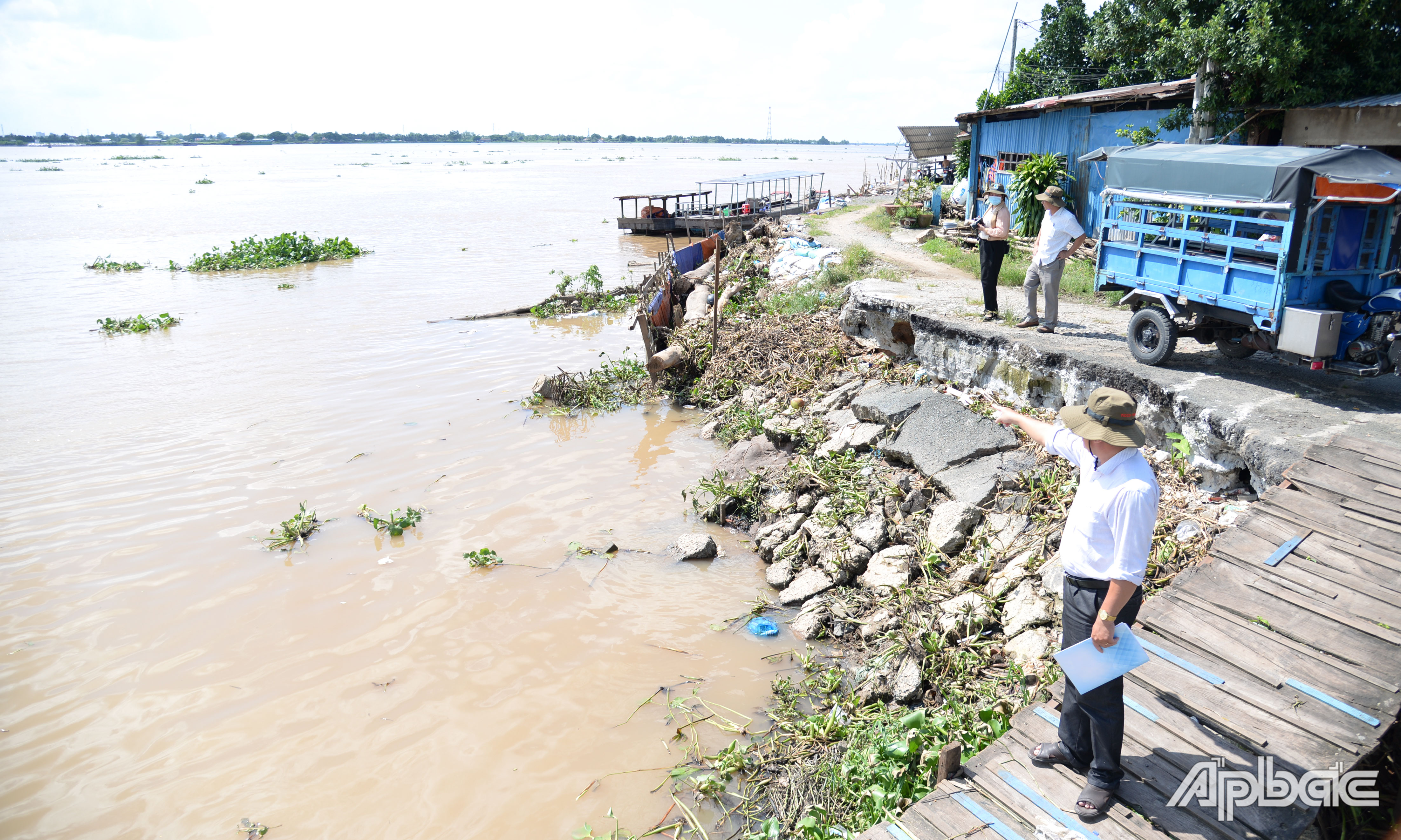 Trước tính cấp bách, trong khi nguồn lực của tỉnh có hạn, tỉnh Tiền Giang đang đề xuất Trung ương hỗ trợ kinh phí để đầu tư Dự Xử lý sạt lở đê ven sông Tiền tại 3 xã Hòa Hưng - An Hữu - Tân Thanh, huyện Cái Bè (giai đoạn 3) với chiều dài 1.100m bắt đầu từ bến phà Mỹ Thuận cũ về phía thượng lưu. Sơ bộ tổng mức đầu tư của dự án khoảng 295 tỷ đồng. Tuyến kè được đầu tư sẽ đảm bảo an toàn cho tính mạng, tài sản của người dân.