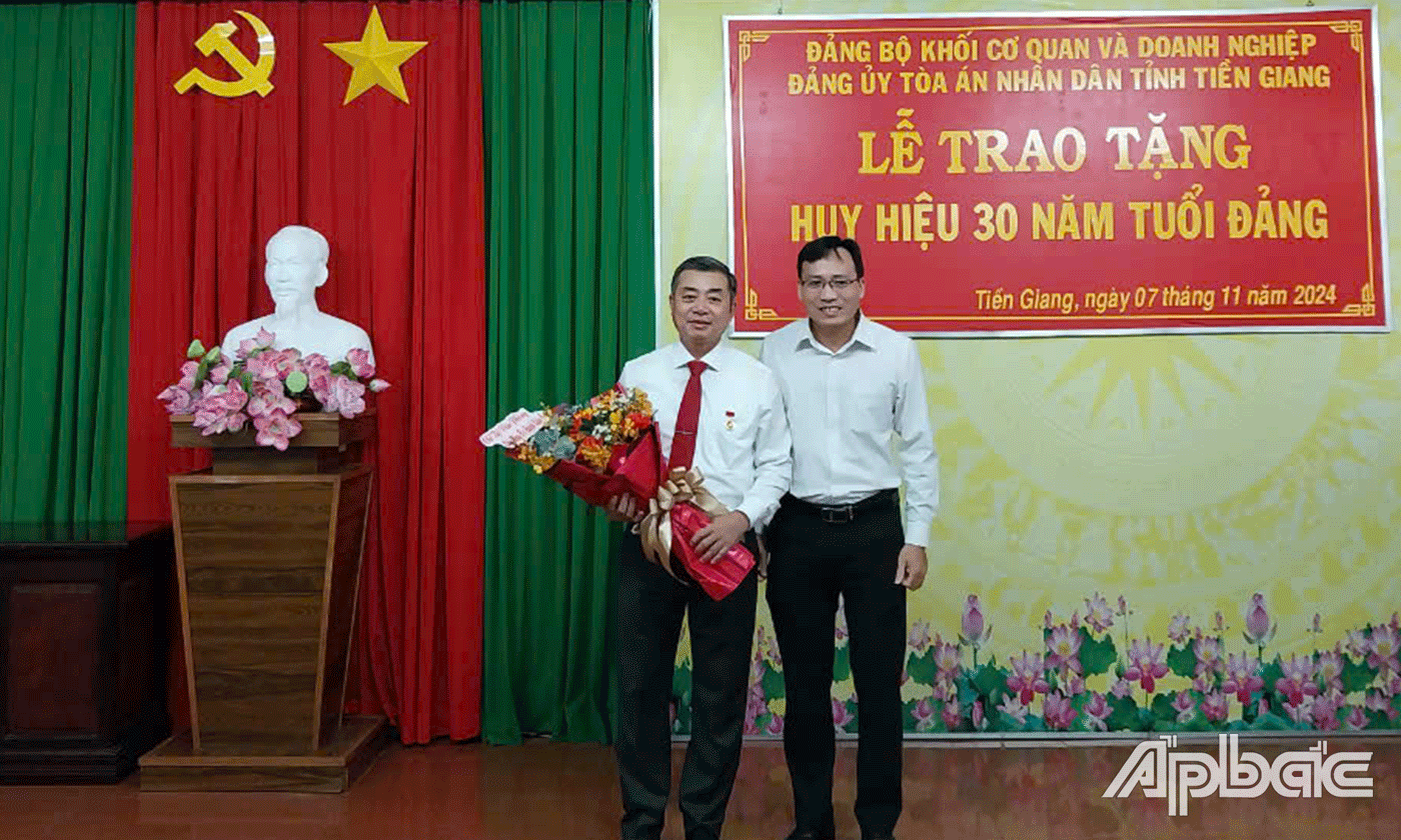 Tặng hoa chúc mừng đồng chí Huỳnh Xuân Long.