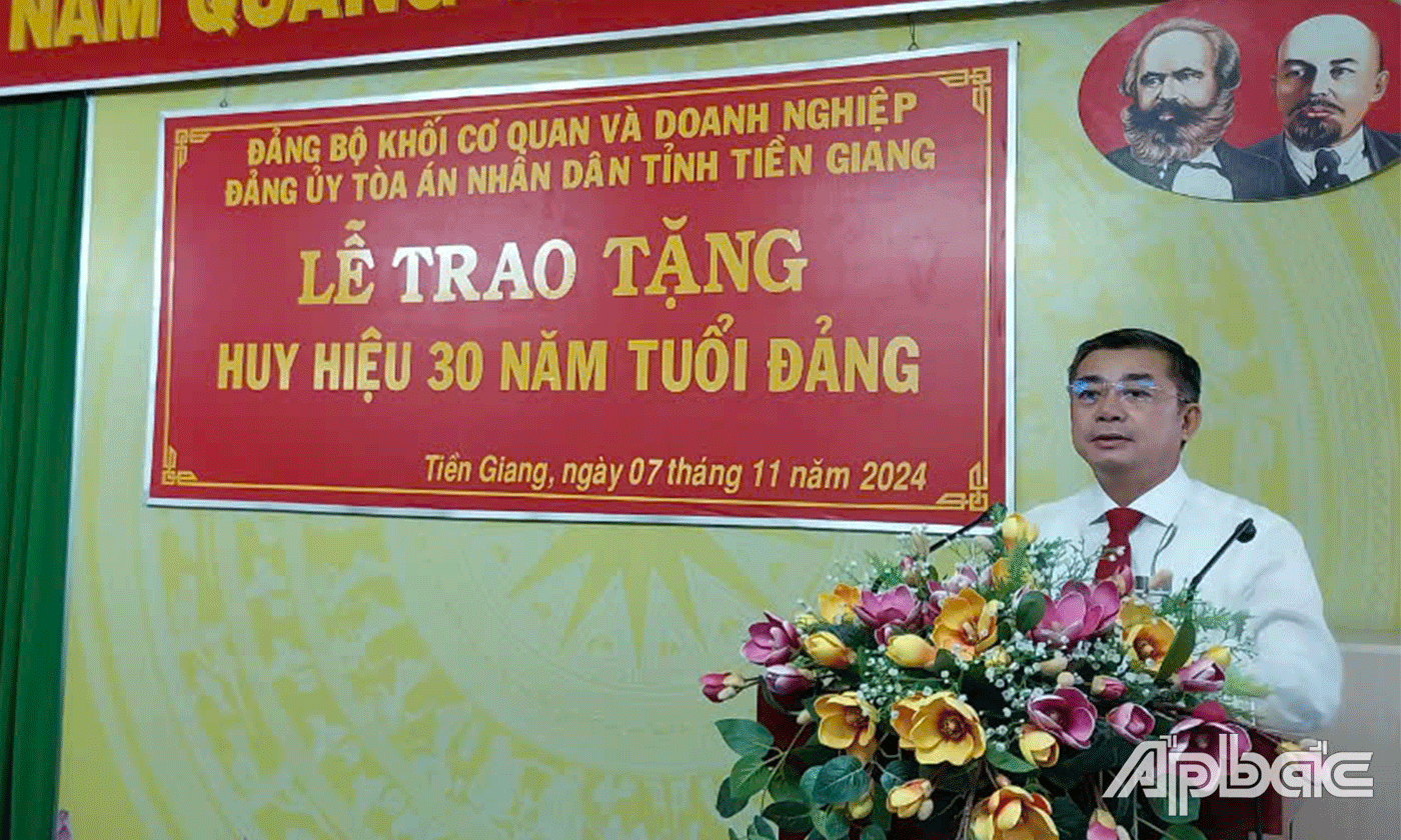 Đồng chí Huỳnh Xuân Long phát biểu.