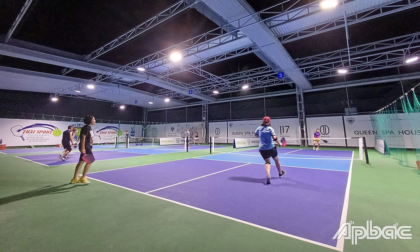 Người chơi pickleball tại TP. Mỹ Tho.