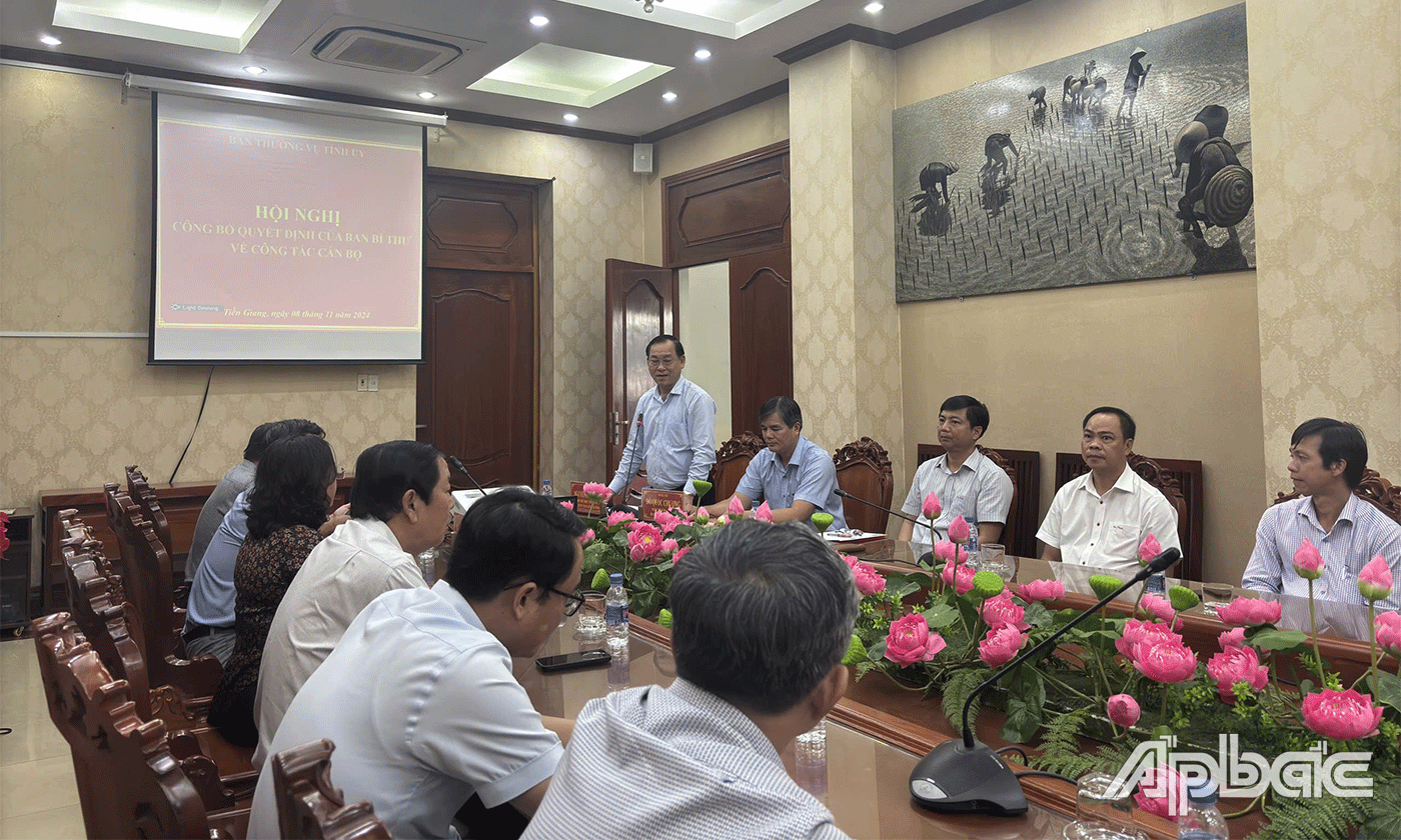 Phó Bí thư Tỉnh uỷ, Chủ tịch UBND tỉnh Nguyễn Văn Vĩnh phát biểu chúc mừng đồng chí Lê Thị Thanh Hà