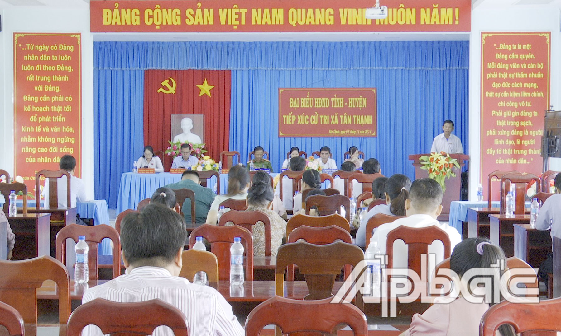 Quang cảnh buổi tiếp xúc cử tri.