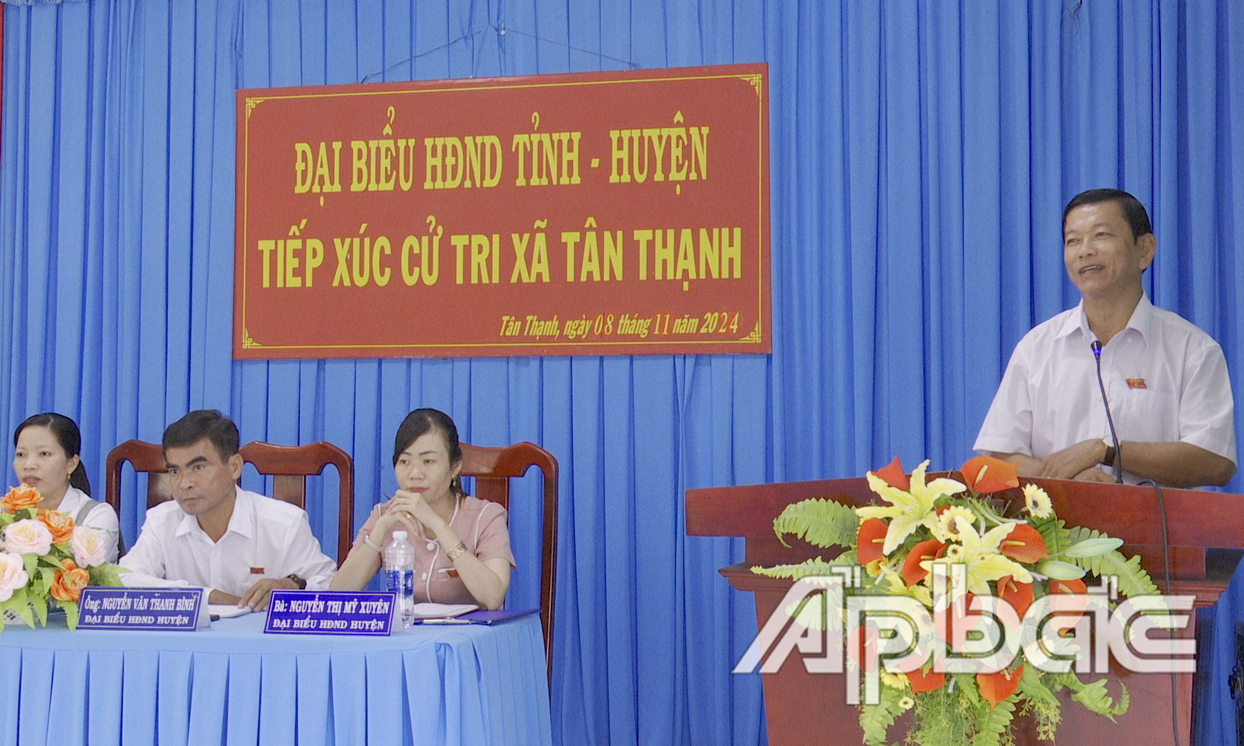 Đồng chí Bùi Thái Sơn trả lời các ý kiến, kiến nghị của cử tri.