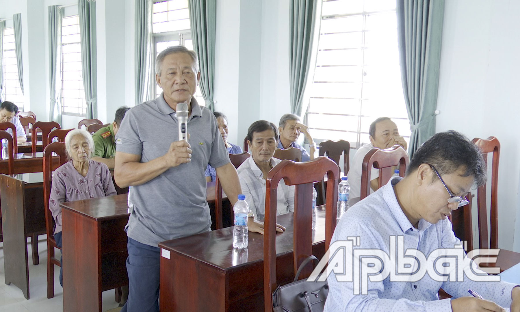 Cử tri phát biểu ý kiến, kiến nghị tại buổi tiếp xúc.