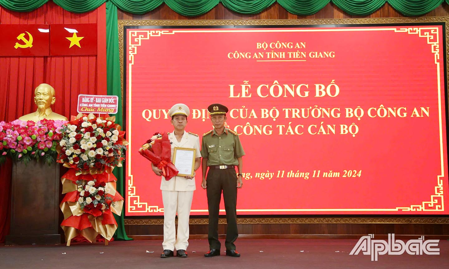 Thừa ủy quyền của Bộ trưởng Bộ Công an, Đại tá Nguyễn Văn Nhựt, Ủy viên Ban Thường vụ Tỉnh ủy, Giám đốc Công an tỉnh Tiền Giang trao Quyết định bổ nhiệm Phó Giám đốc Công an tỉnh Tiền Giang cho Thượng tá