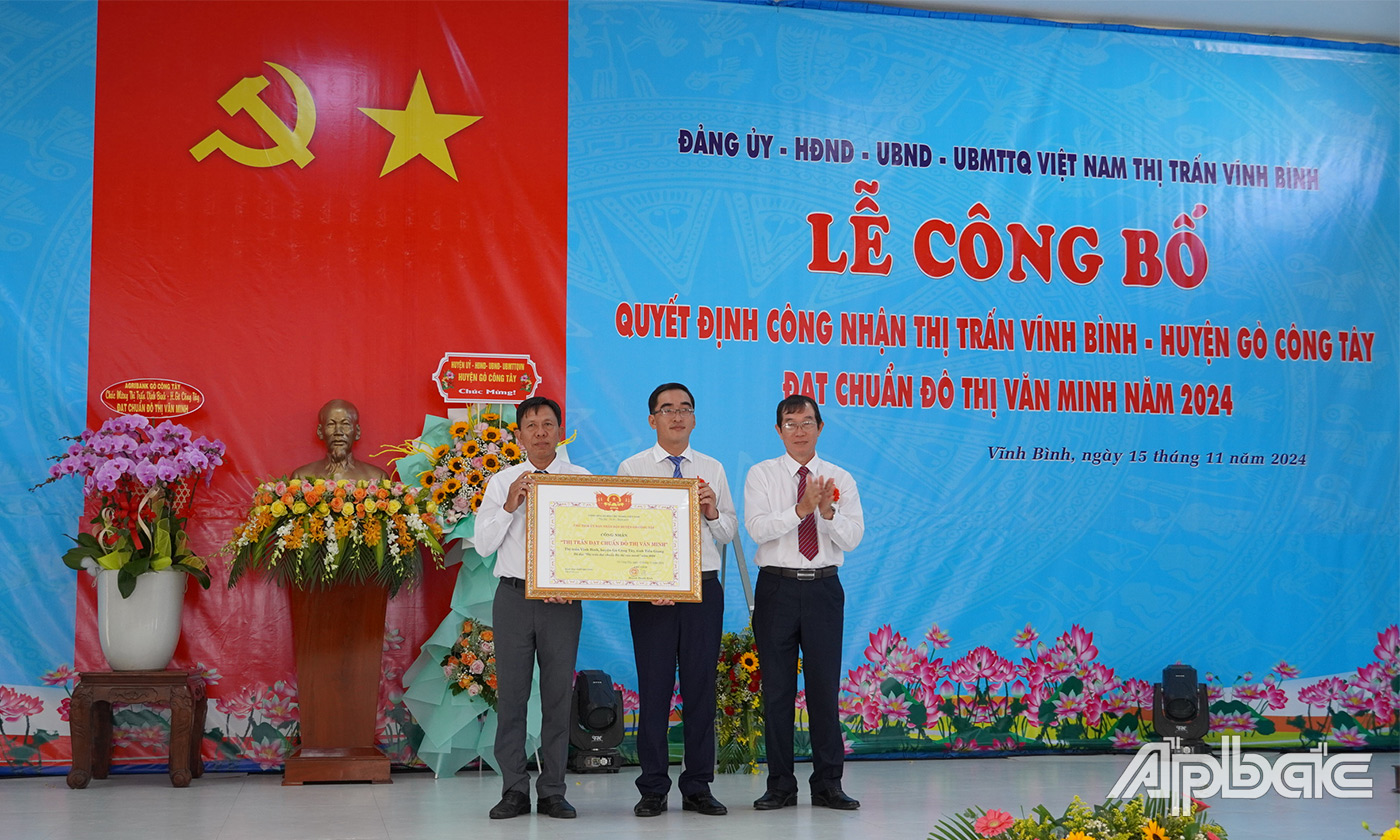 Đồng chí Nguyễn Thanh Tuấn- Huyện ủy viên- Phó Chủ tịch UBND huyện trao Quyết định công nhận Thị trấn Vĩnh Bình đạt chuẩn đô thị văn minh năm 2024