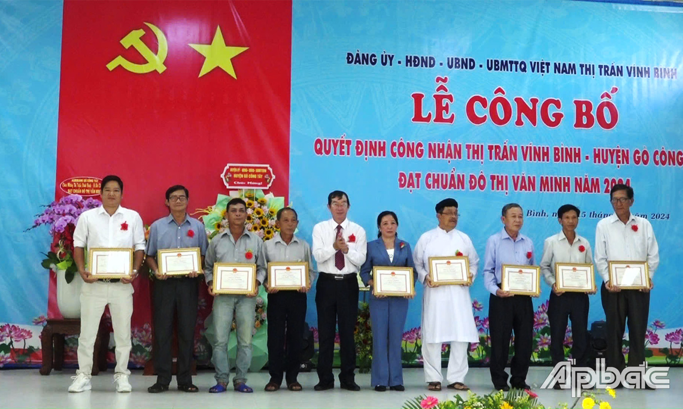 Khen thưởng các tập thể,, cá nhân tại buổi lễ