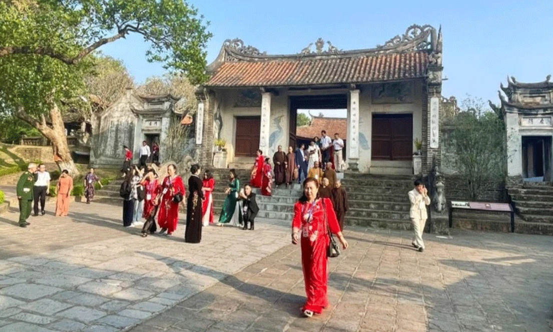 Các đại biểu tham quan Khu Di tích quốc gia đặc biệt Cổ Loa.